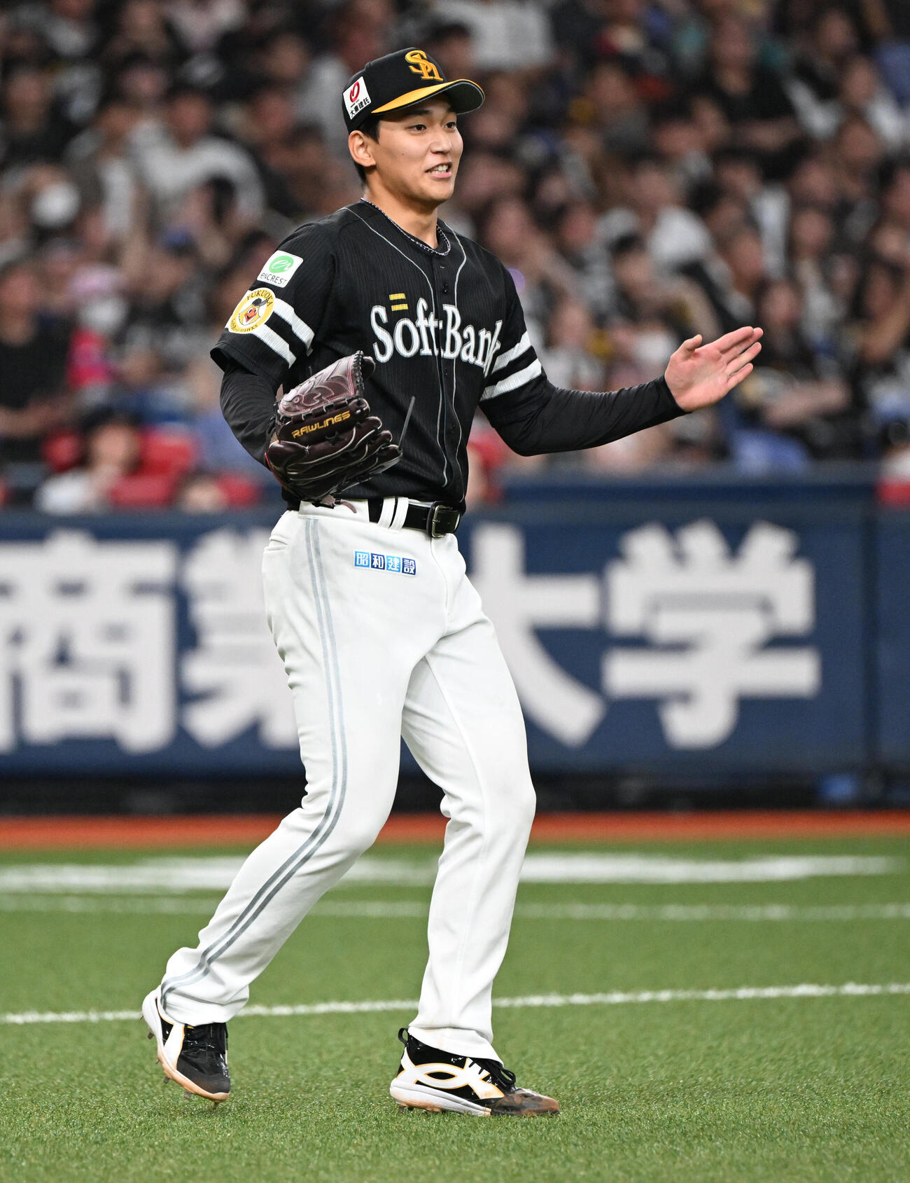 オリックス対ソフトバンク　7回裏オリックス2死二塁、西川を遊ゴロに打ち取り手を叩く前田悠伍（撮影・和賀正仁）＝2026年7月8日、京セラ　
