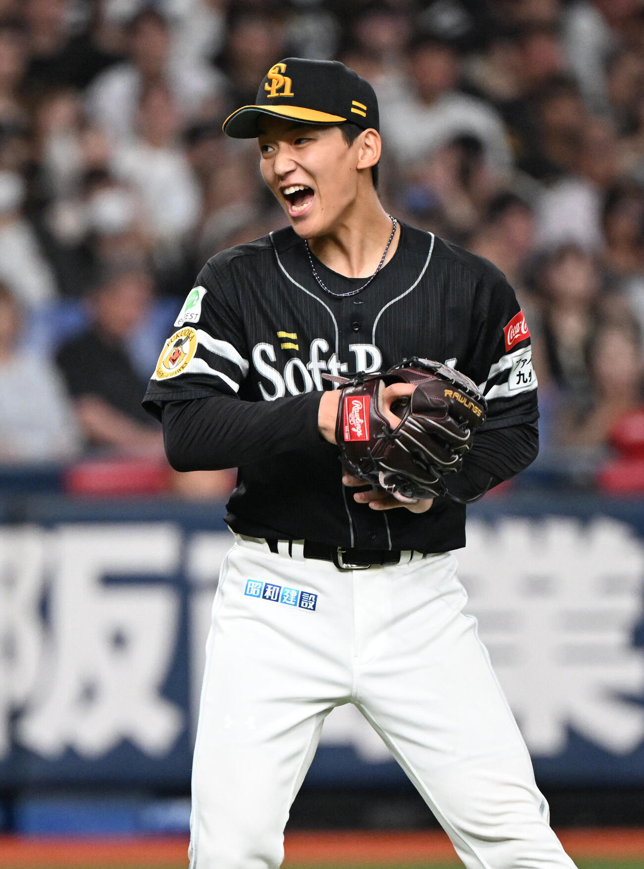 オリックス対ソフトバンク　7回裏オリックス2死二塁、西川を遊ゴロに打ち取り手を叩く前田悠伍（撮影・和賀正仁）＝2026年7月8日、京セラ　