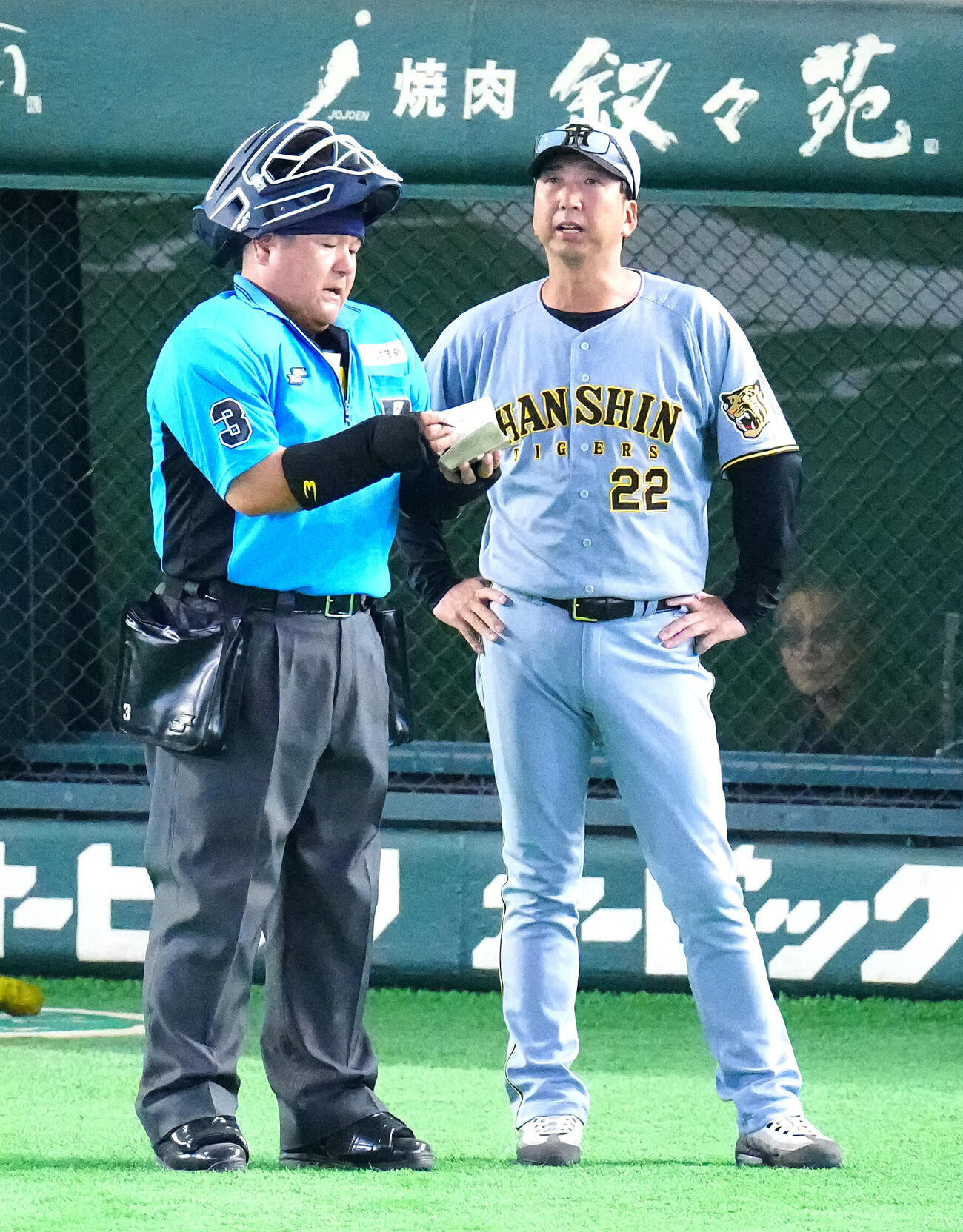 巨人対阪神　8回裏開始前、敷田直人球審（左）に選手交代を告げる阪神藤川球児監督（撮影・江口和貴）