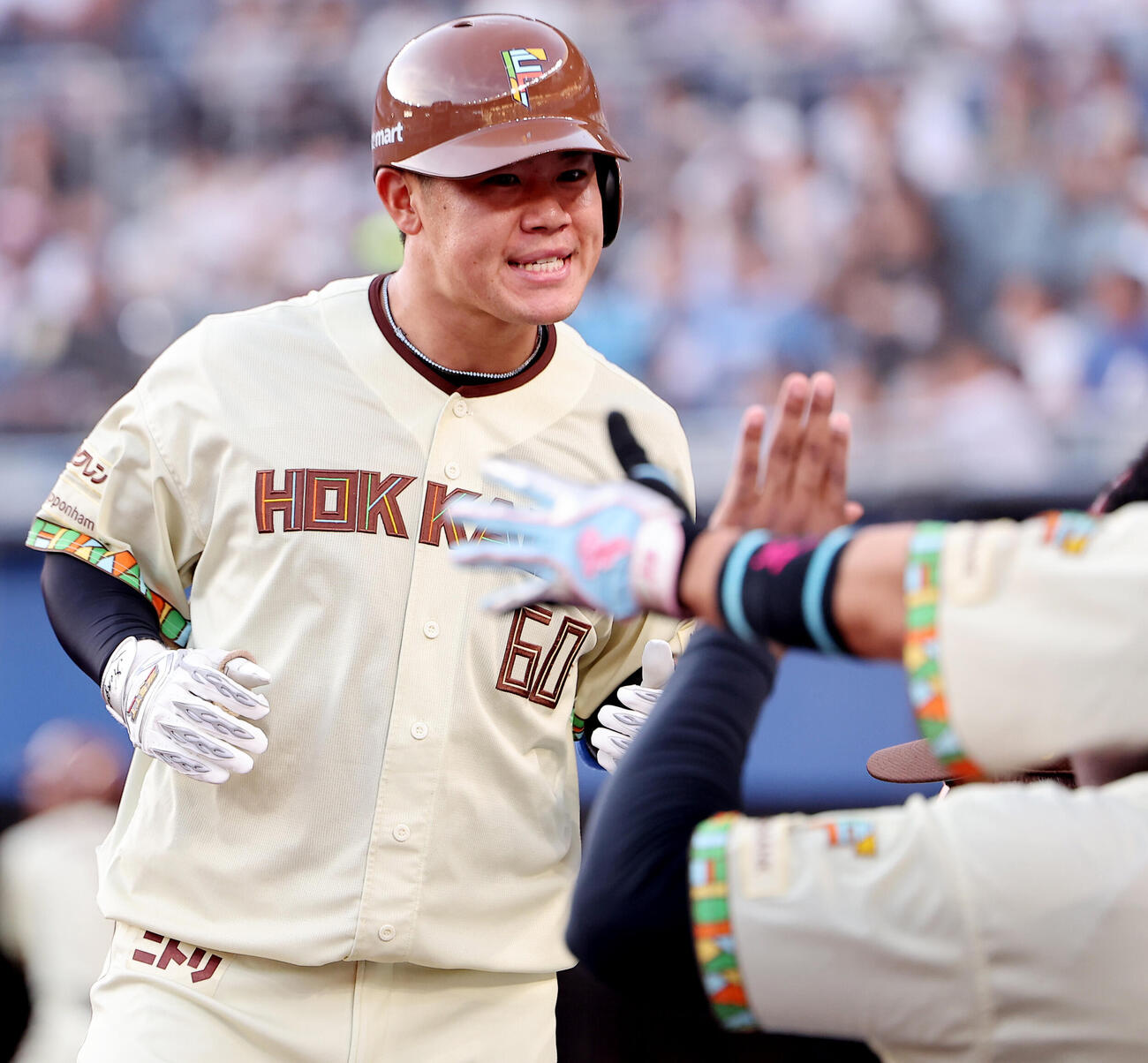 ロッテ対日本ハム　2回表日本ハム1死、先制本塁打を放ちベンチに迎えられる吉田賢吾（撮影・野上伸悟）
