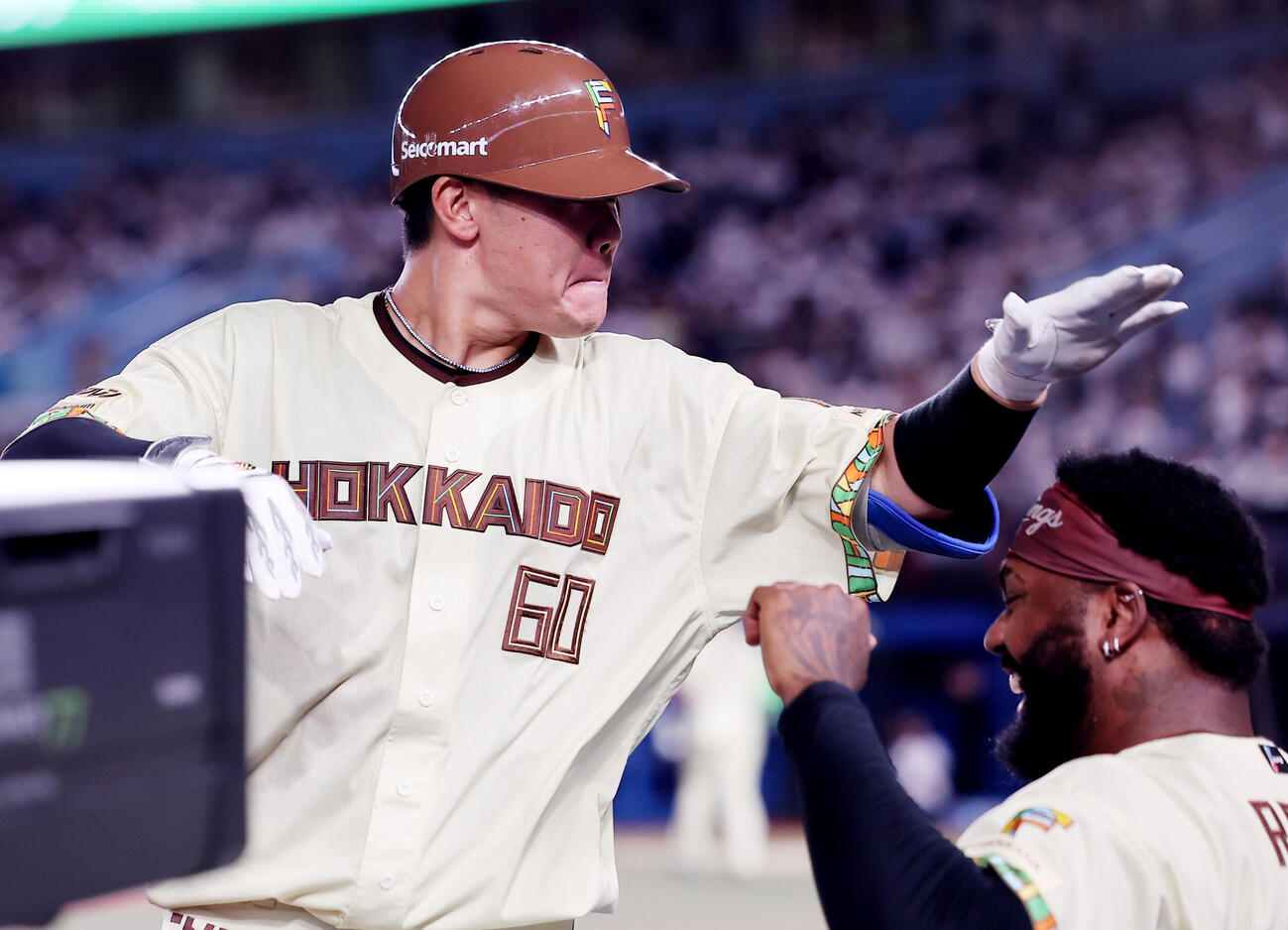 ロッテ対日本ハム　7回表日本ハム1死、本塁打を放ちフランミル・レイエス（右）の頭をたたき喜ぶ吉田賢吾（撮影・野上伸悟）