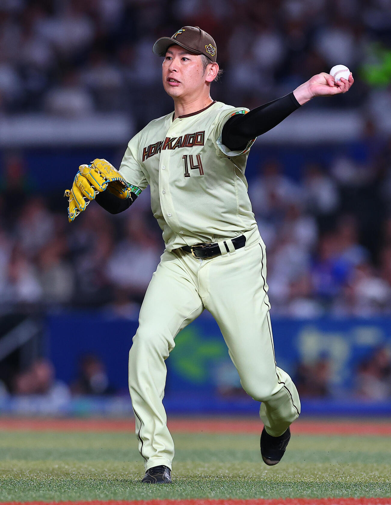 ロッテ対日本ハム　6回裏ロッテ無死一、二塁、愛斗のバント処理で三塁封殺する加藤貴之（撮影・野上伸悟）