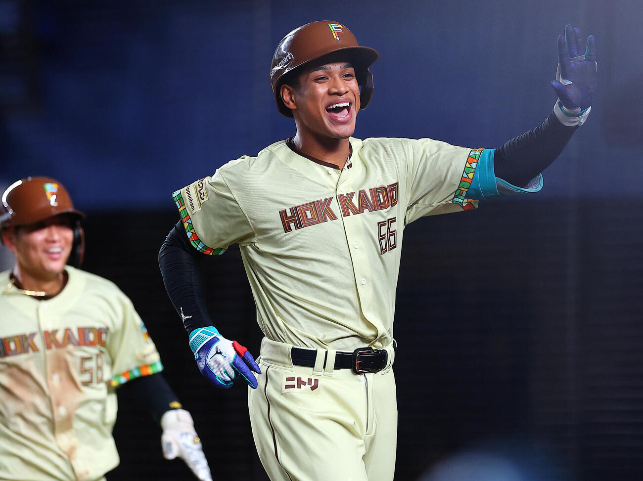 ロッテ対日本ハム　7回表日本ハム1死一、二塁、3点本塁打を放ち喜ぶ万波中正（撮影・野上伸悟）