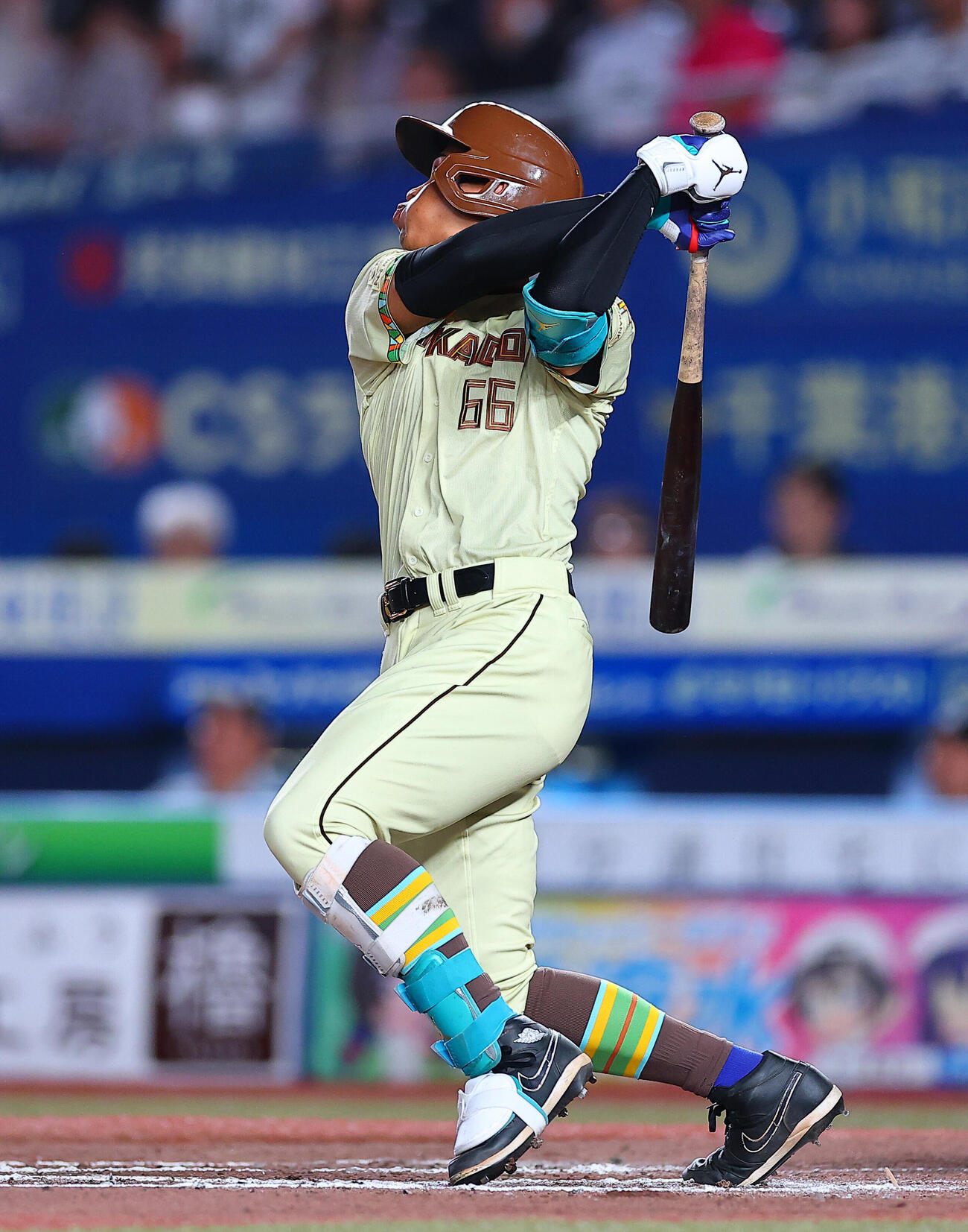 ロッテ対日本ハム　7回表日本ハム1死一、二塁、3点本塁打を放つ万波中正（撮影・野上伸悟）