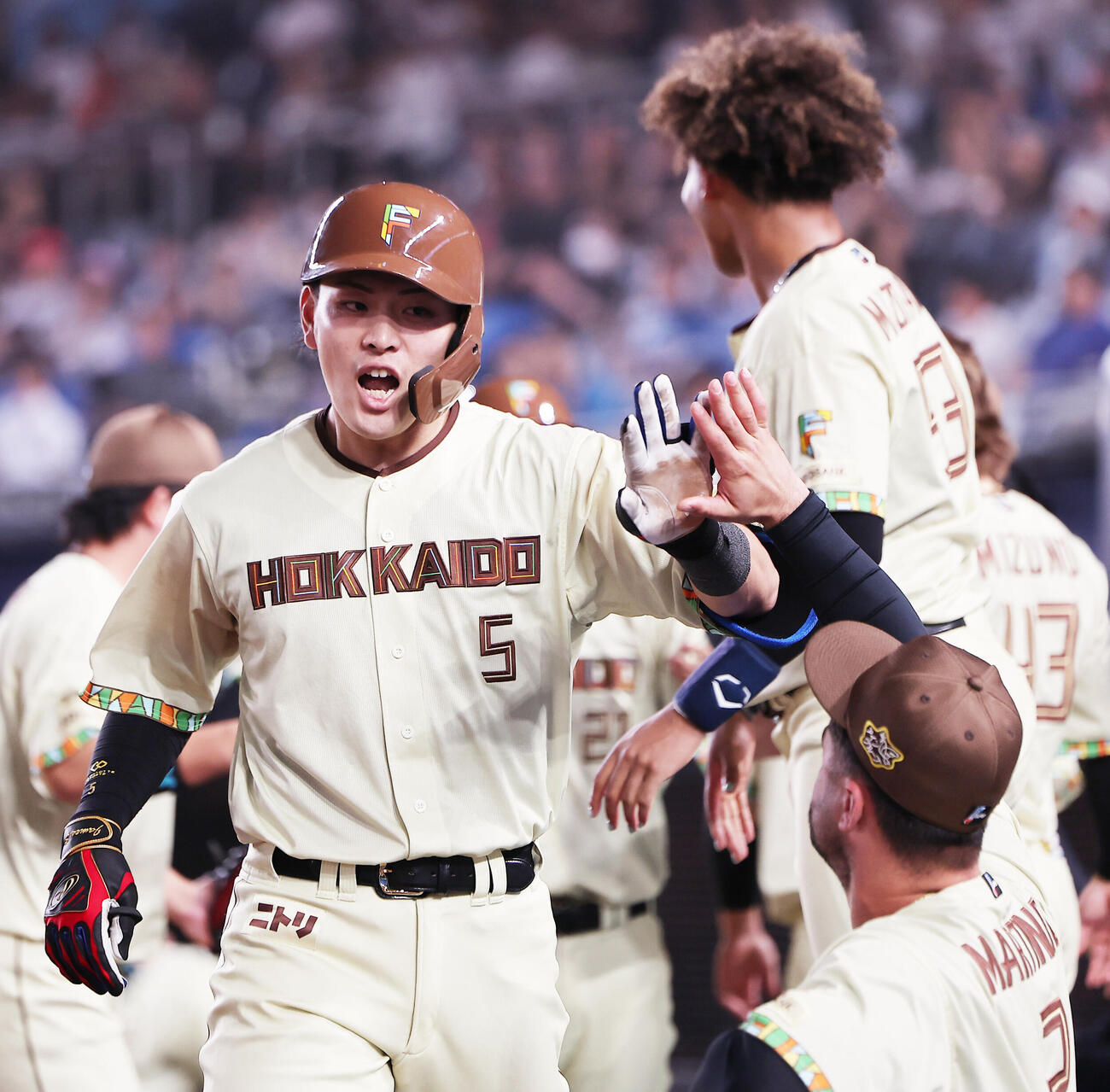 ロッテ対日本ハム　6回表日本ハム1死一塁、2点本塁打を放ちベンチに迎えられる野村佑希（撮影・野上伸悟）