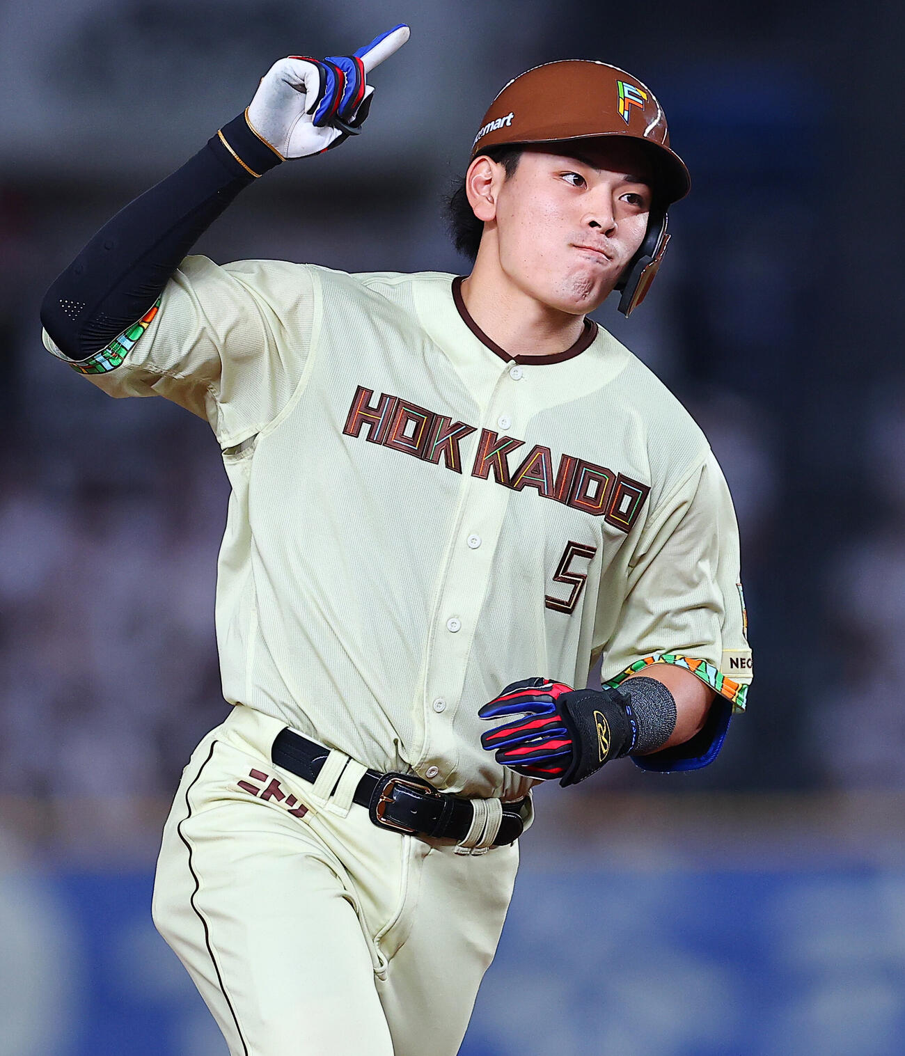 ロッテ対日本ハム　6回表日本ハム1死一塁、2点本塁打を放ち喜ぶ野村佑希（撮影・野上伸悟）