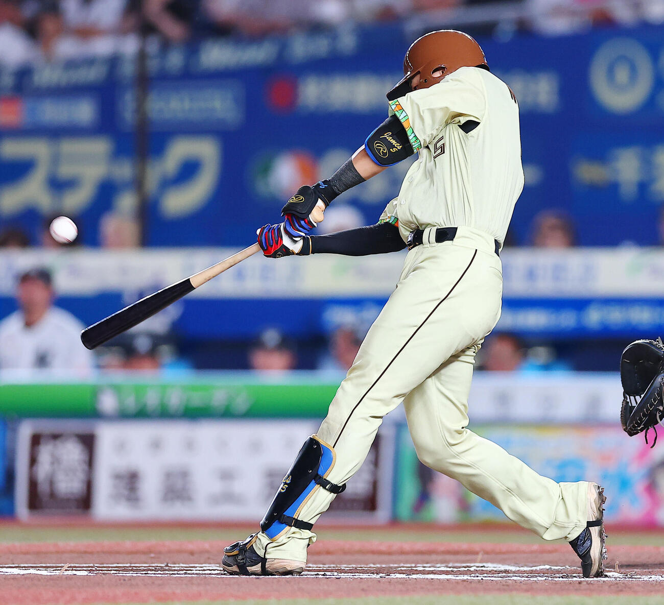 ロッテ対日本ハム　6回表日本ハム1死一塁、2点本塁打を放つ野村佑希（撮影・野上伸悟）