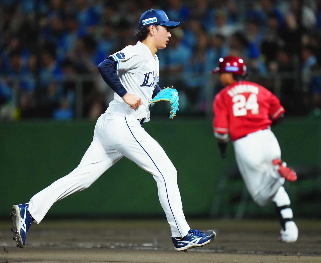 西武対楽天　10回表楽天2死満塁、黒川史陽（右）に適時打を許す篠原響（撮影・垰建太）