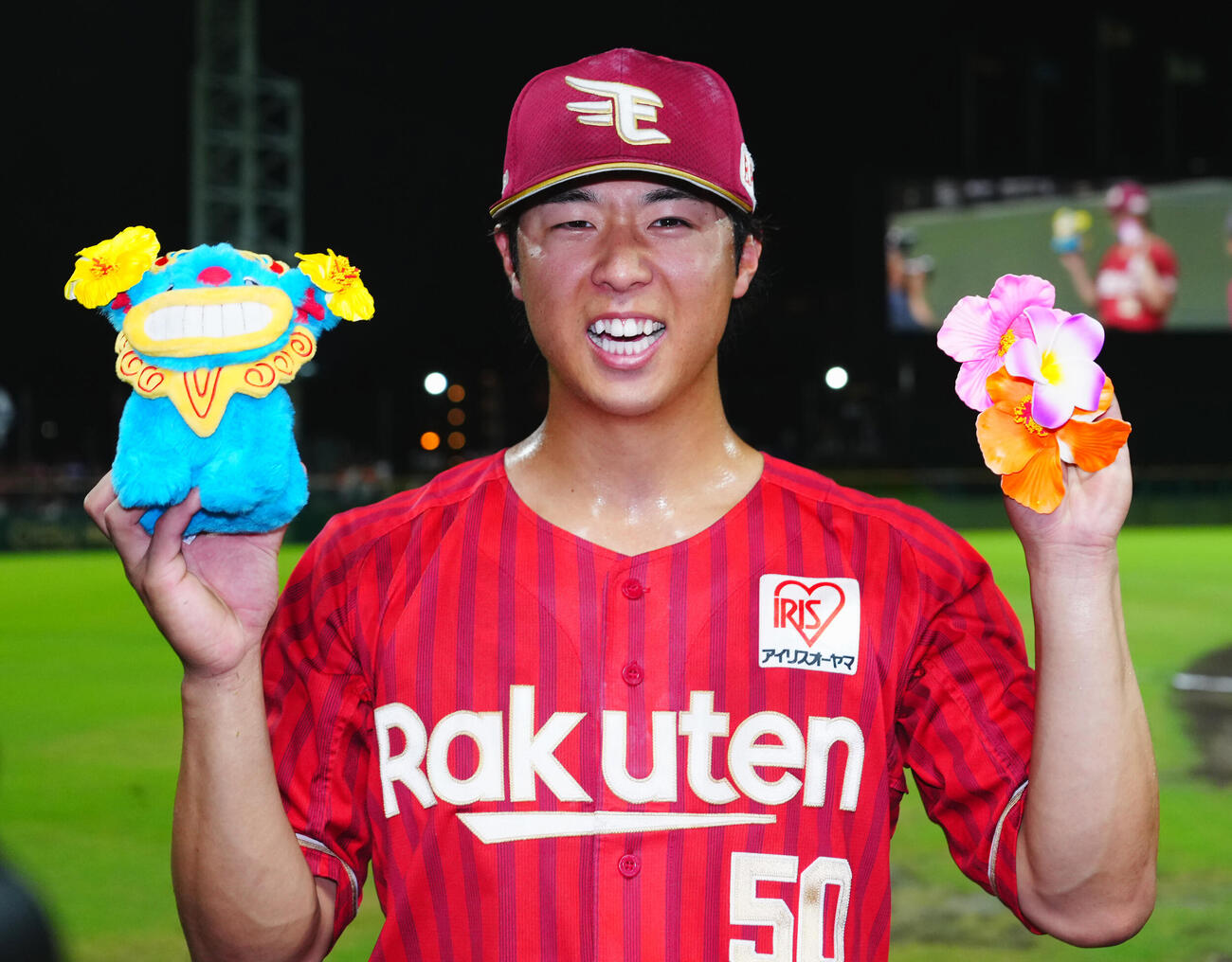 西武対楽天　西武に勝利しヒーローの楽天武藤敦貴はシーサーとハイビスカスを手に写真に納まる（撮影・垰建太）