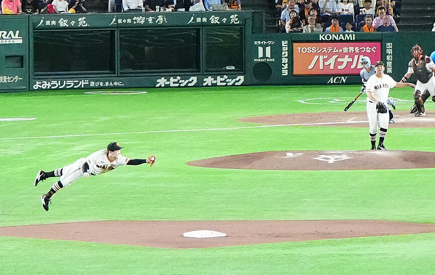 8日の巨人対阪神　8回表阪神1死満塁、二直となった梅野隆太郎の打球を好捕する浦田俊輔（左）（撮影・江口和貴）