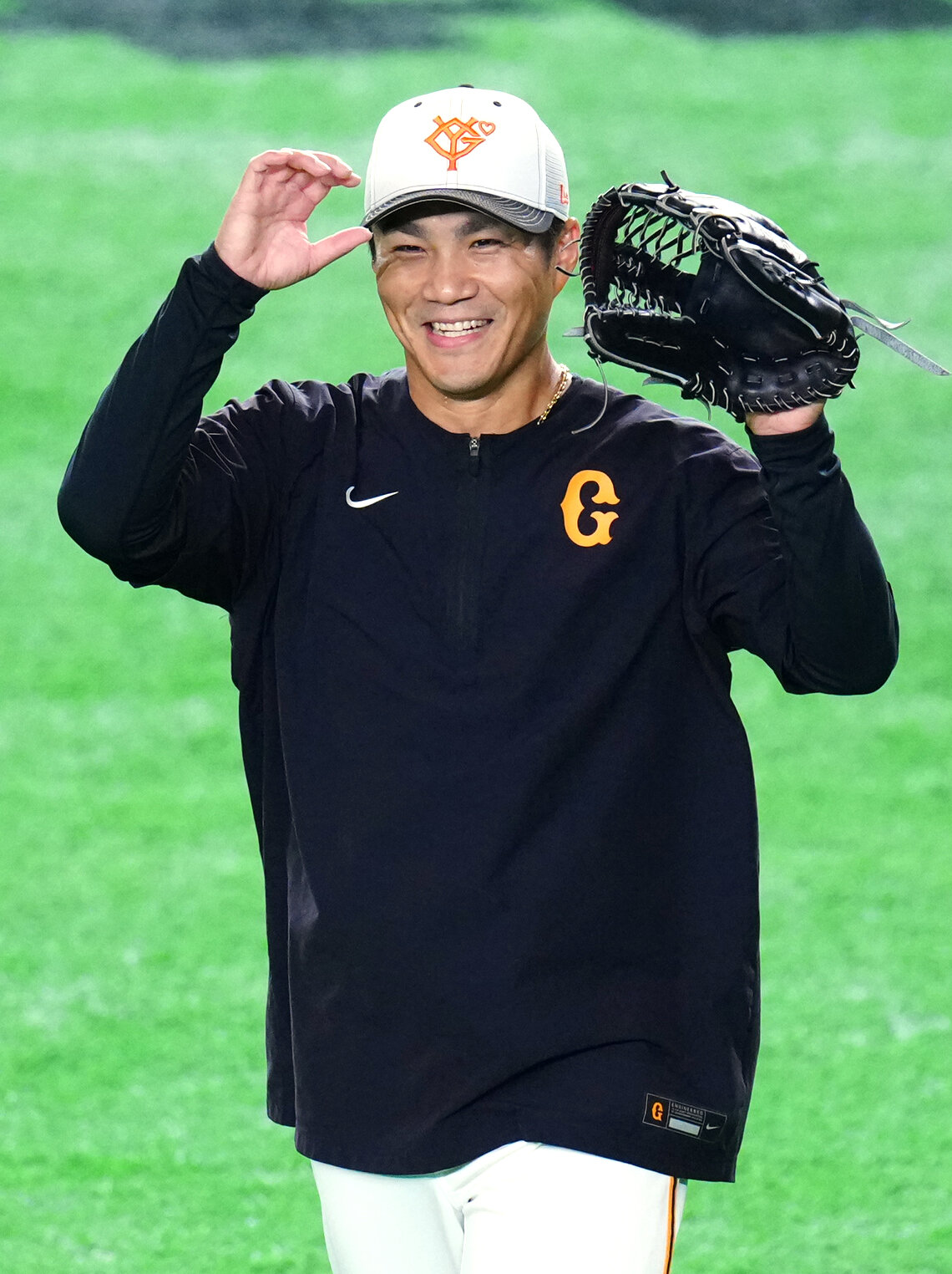 巨人対阪神　試合前練習でキャッチボールする巨人則本昂大（撮影・江口和貴）