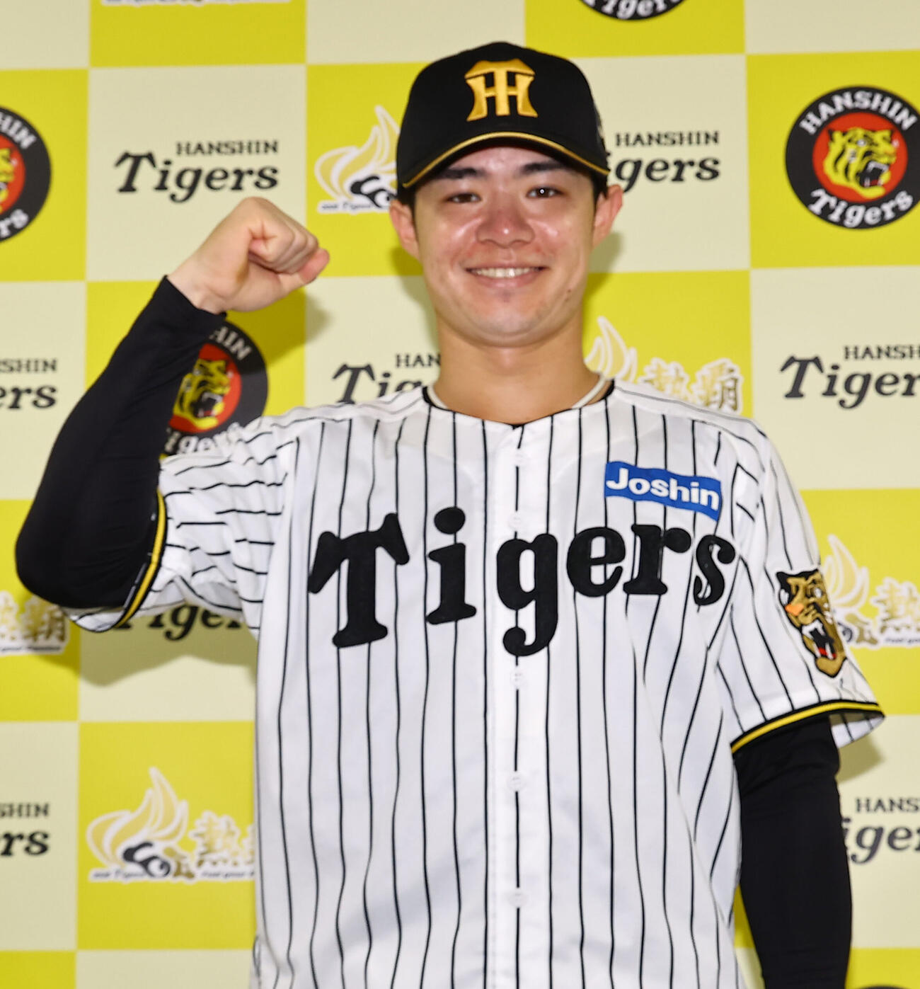 阪神中野拓夢は笑顔でガッツポーズをする（2026年7月撮影）