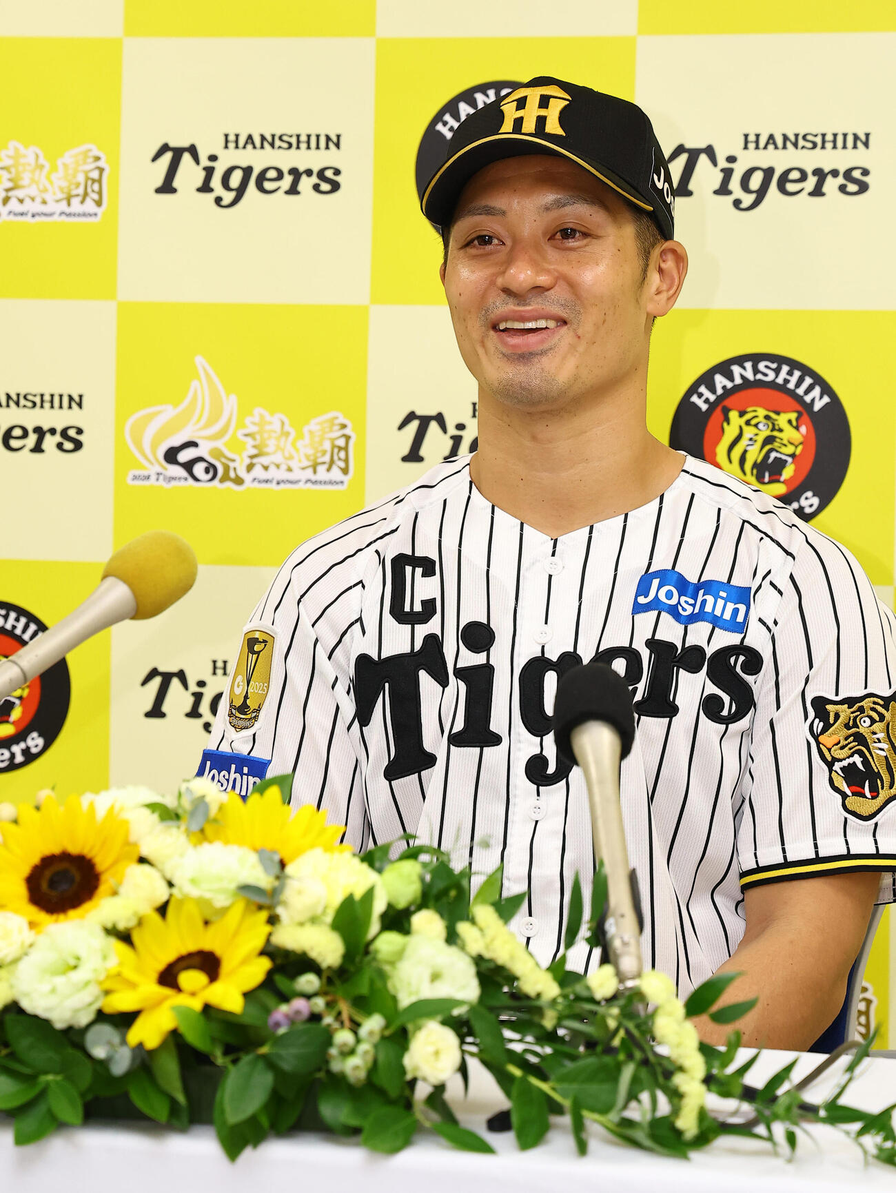 オールスター出場を決めた坂本誠志郎は会見で意気込みを話す（撮影・上田博志）