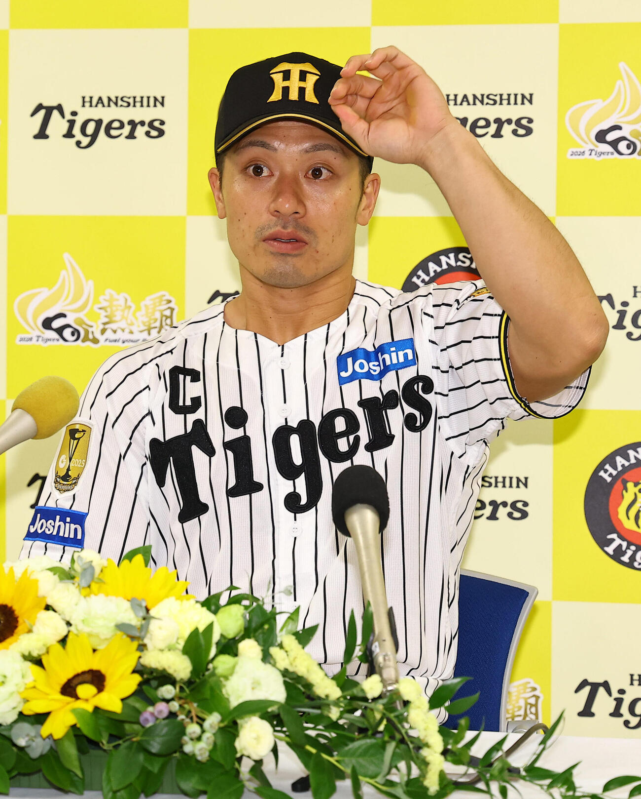 オールスター出場を決めた坂本誠志郎は会見で意気込みを話す（撮影・上田博志）