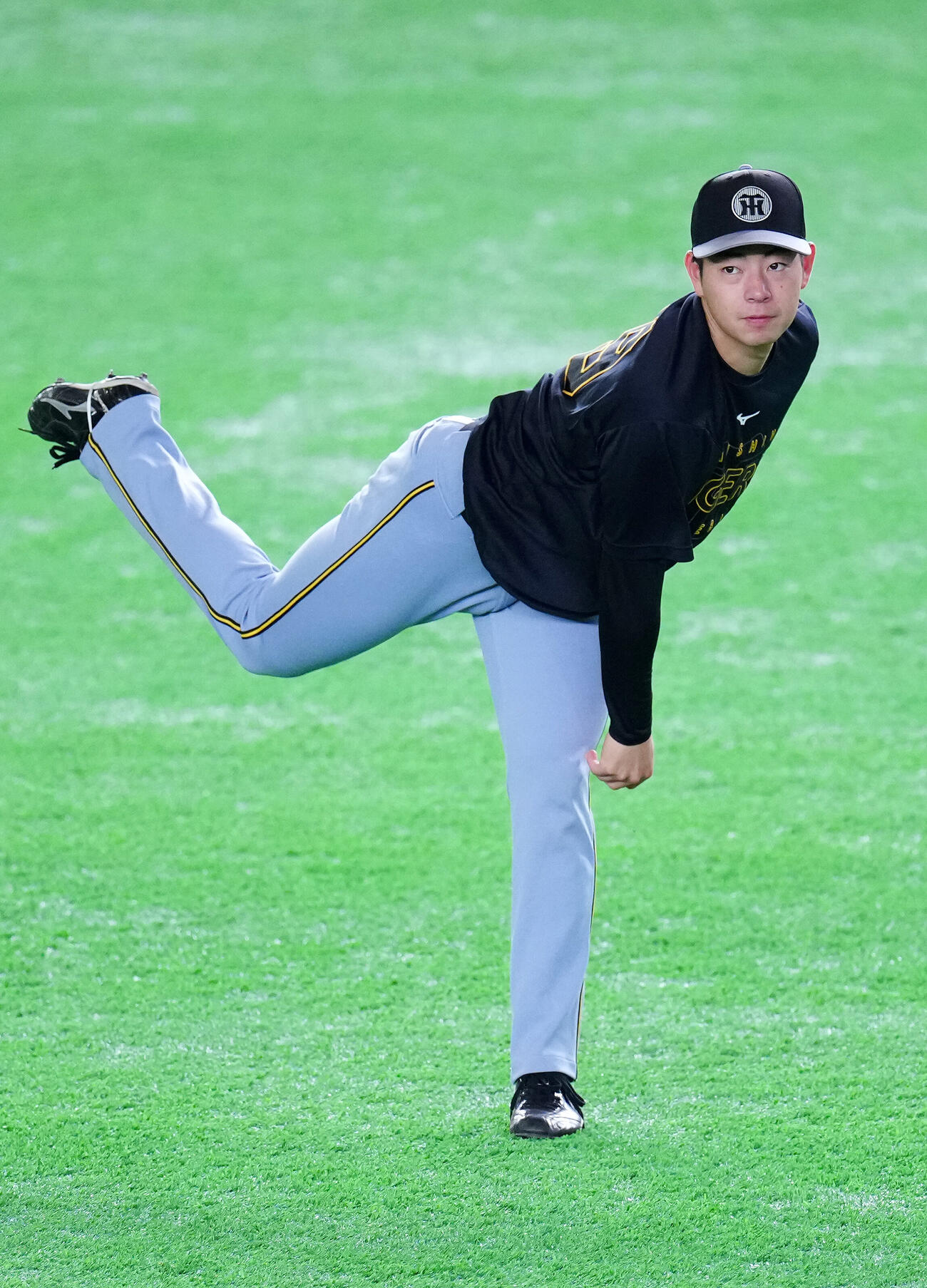 試合前練習でキャッチボールする阪神下村海翔（2026年7月撮影）