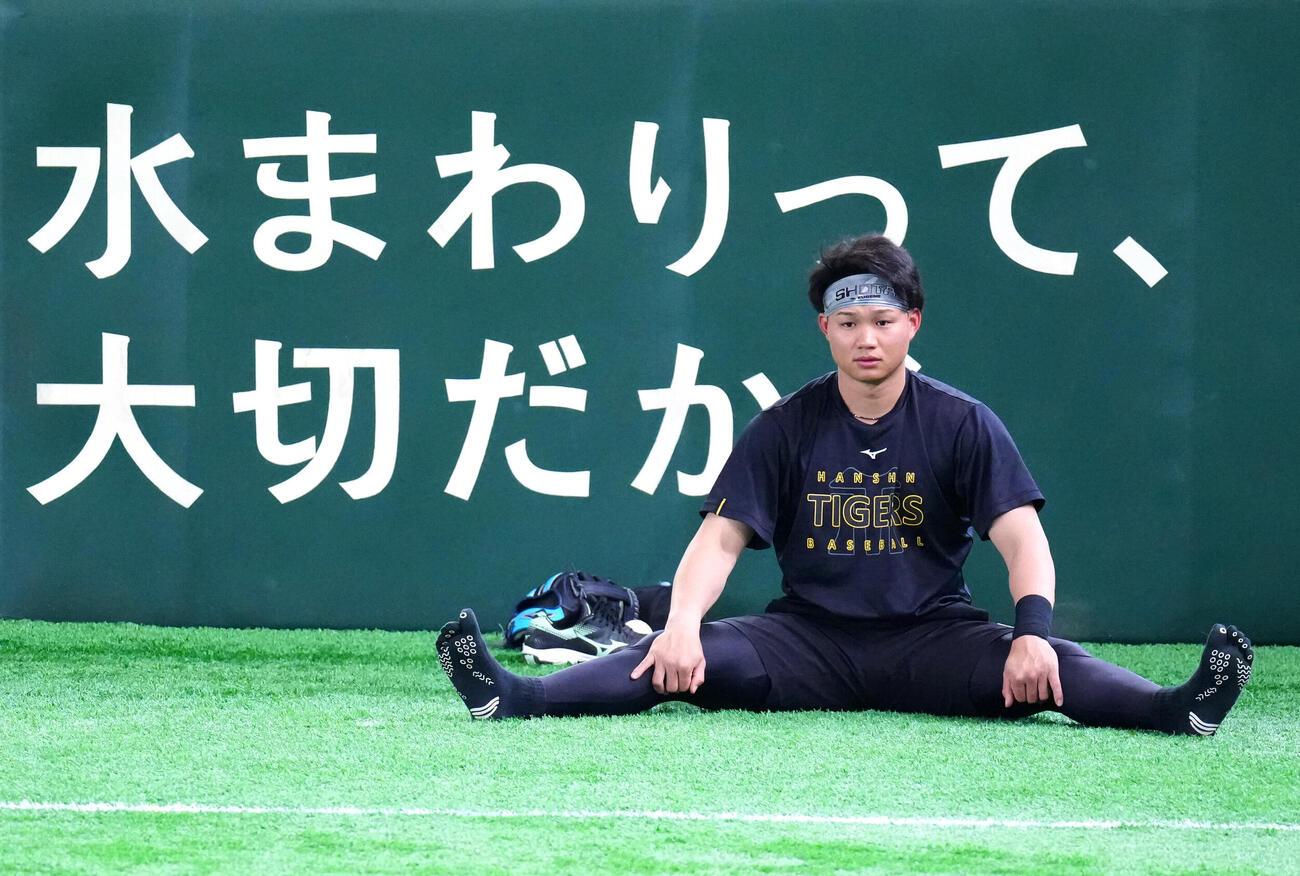 巨人対阪神　練習前、ストレッチする阪神森下翔太（撮影・江口和貴）