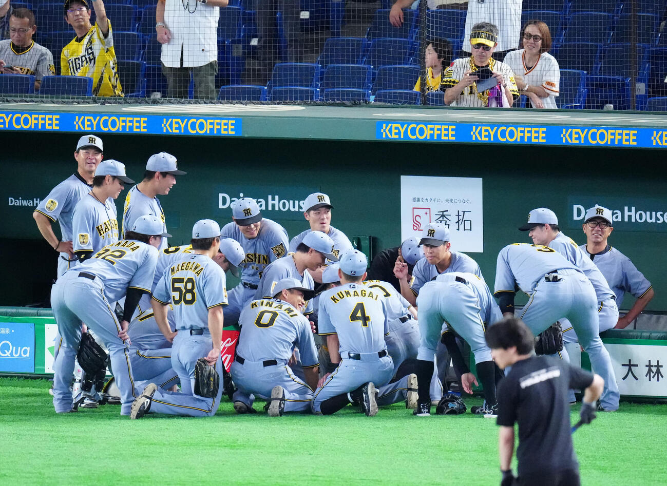 巨人対阪神　試合前、円陣を組む阪神の選手たち（撮影・江口和貴）