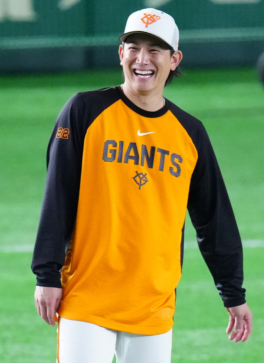 巨人対阪神　試合前練習中、笑顔を見せる巨人小林誠司（撮影・江口和貴）