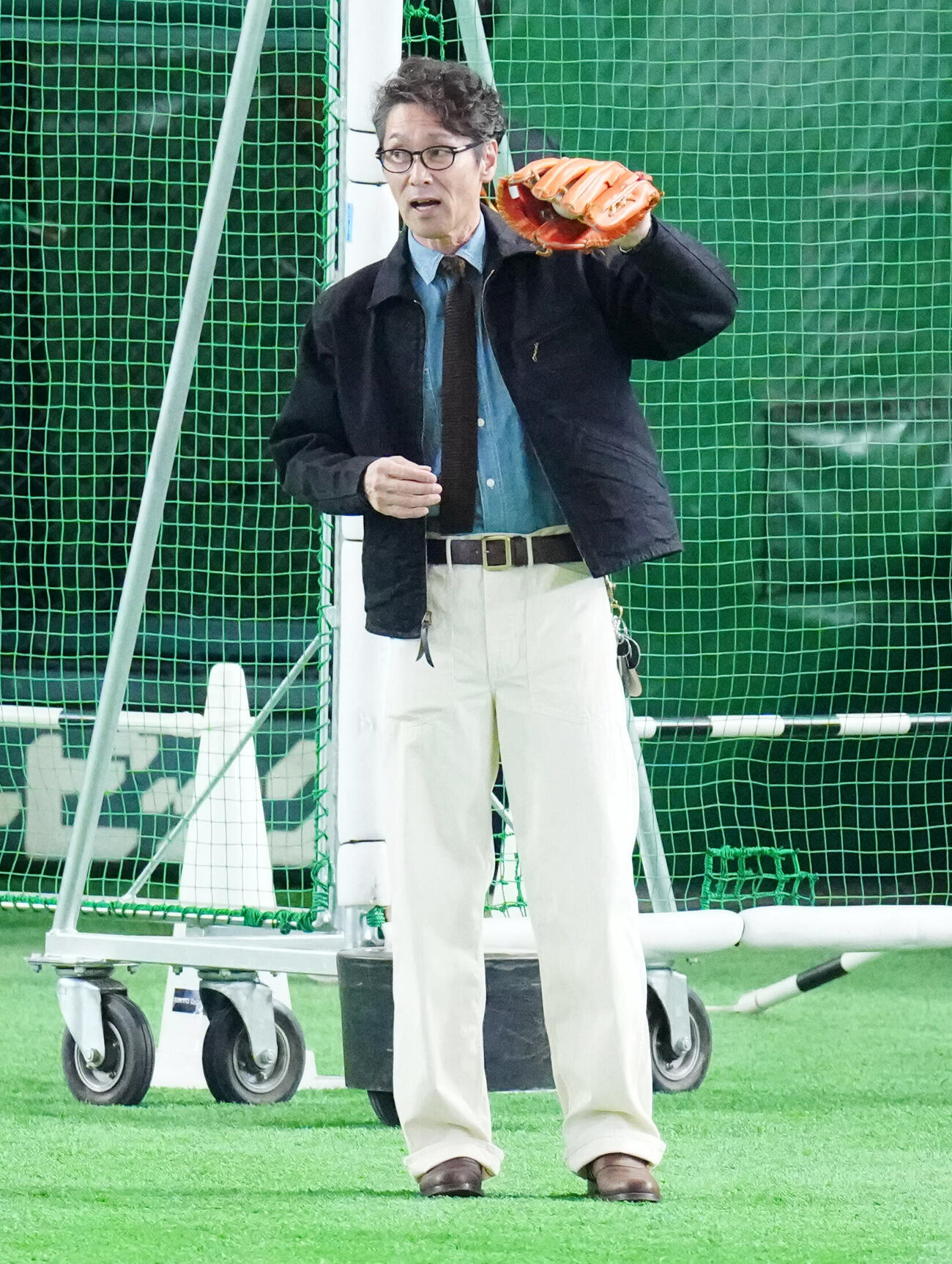 巨人対阪神　試合前練習中、キャッチボールする元木大介氏（撮影・江口和貴）