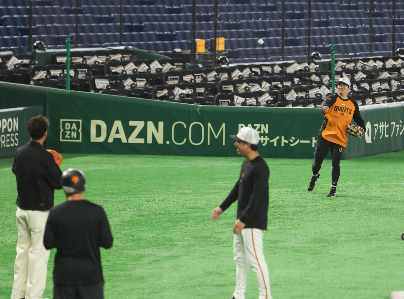 巨人対阪神　キャッチボールをする巨人泉口友汰（右）と元木大介氏（左）（撮影・増田悦実）