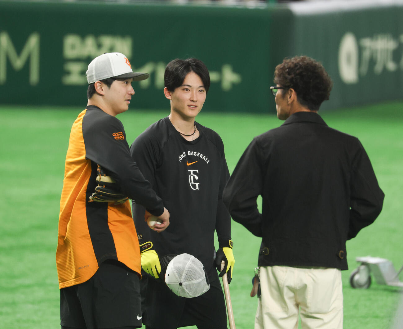 巨人対阪神　練習中に言葉を交わす、左から巨人泉口友汰、浦田俊輔、元木大介氏（撮影・増田悦実）