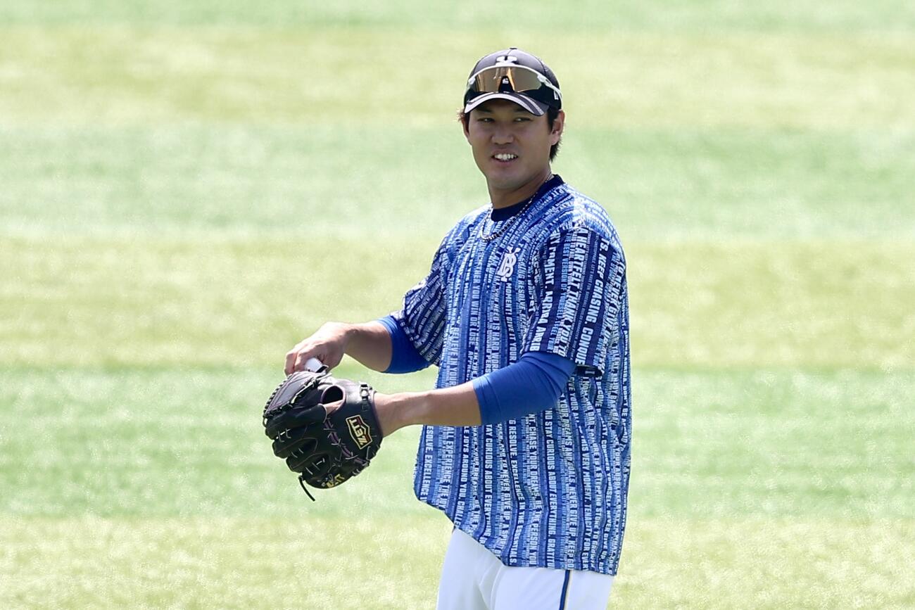 DeNA対中日　試合前、キャッチボールするDeNA藤浪晋太郎（撮影・河田真司）