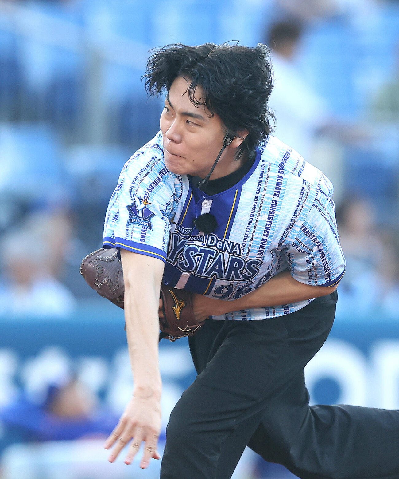 DeNA対中日　開始前、セレモニアルピッチを務める令和ロマン高比良くるま（撮影・河田真司）