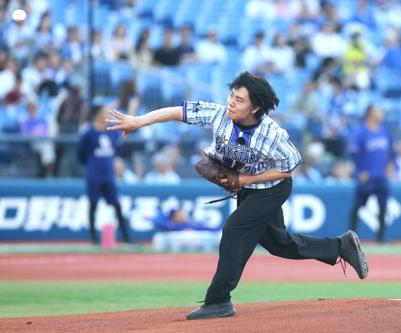 DeNA対中日　開始前、セレモニアルピッチを務める令和ロマン高比良くるま（撮影・河田真司）
