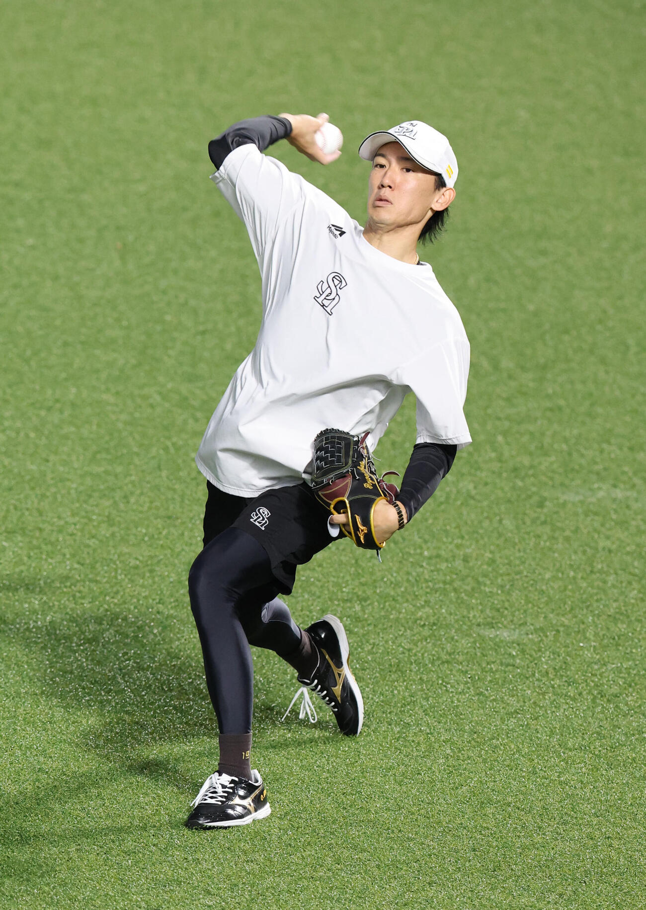 キャッチボールで調整するソフトバンク大津亮介（撮影・梅根麻紀）