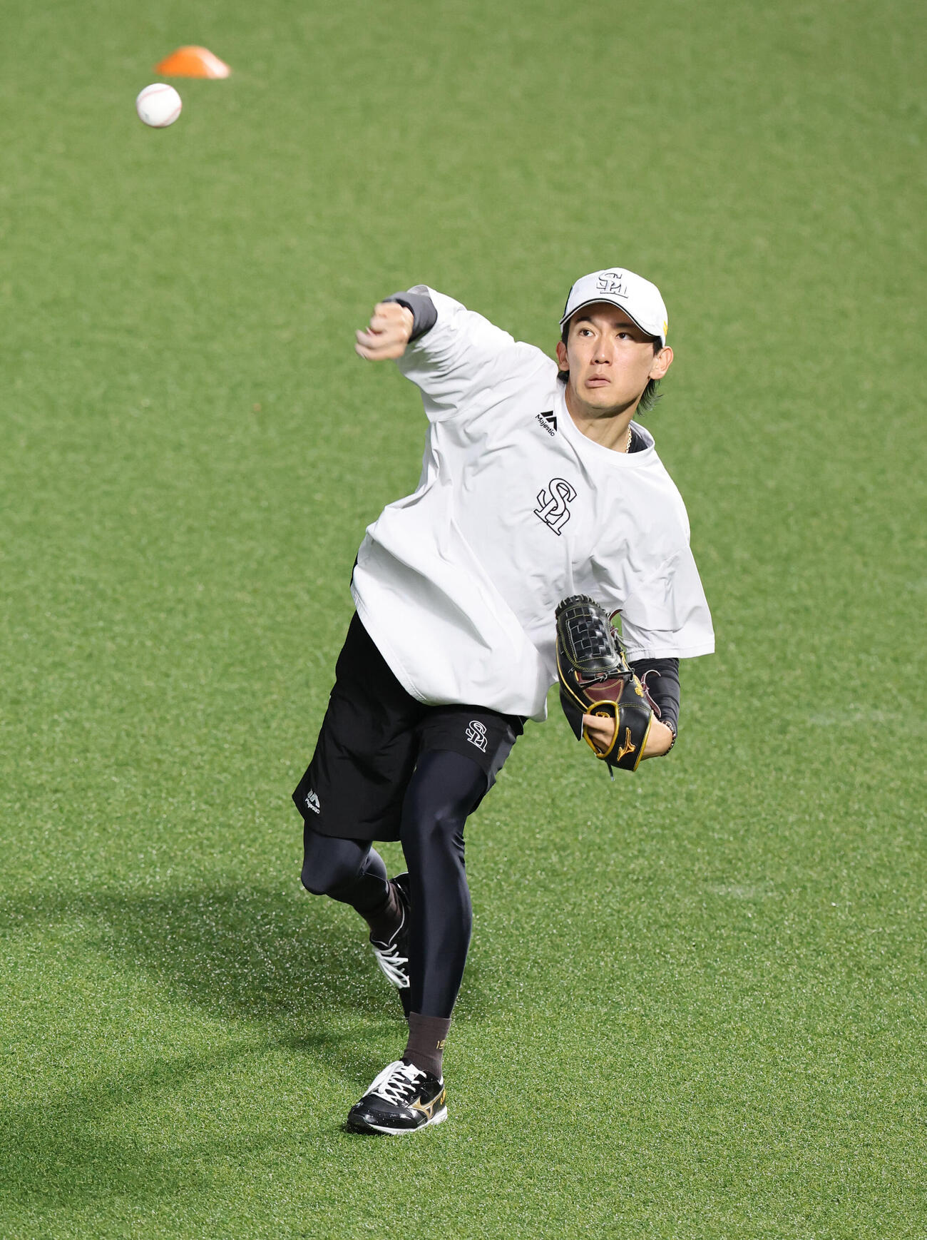 キャッチボールで調整するソフトバンク大津亮介（撮影・梅根麻紀）