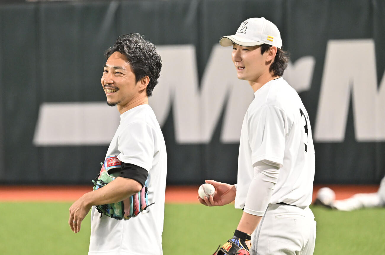 2日の試合前、正木智也（右）と話す伴元裕メンタルパフォーマンスコーチ（撮影・林敢治）
