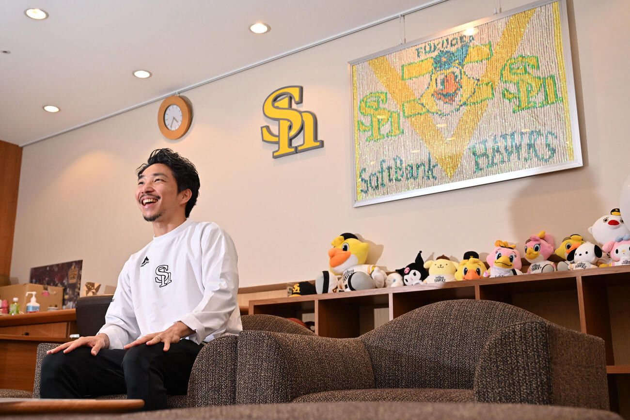 取材に応じる伴元裕メンタルパフォーマンスコーチ（撮影・林敢治）