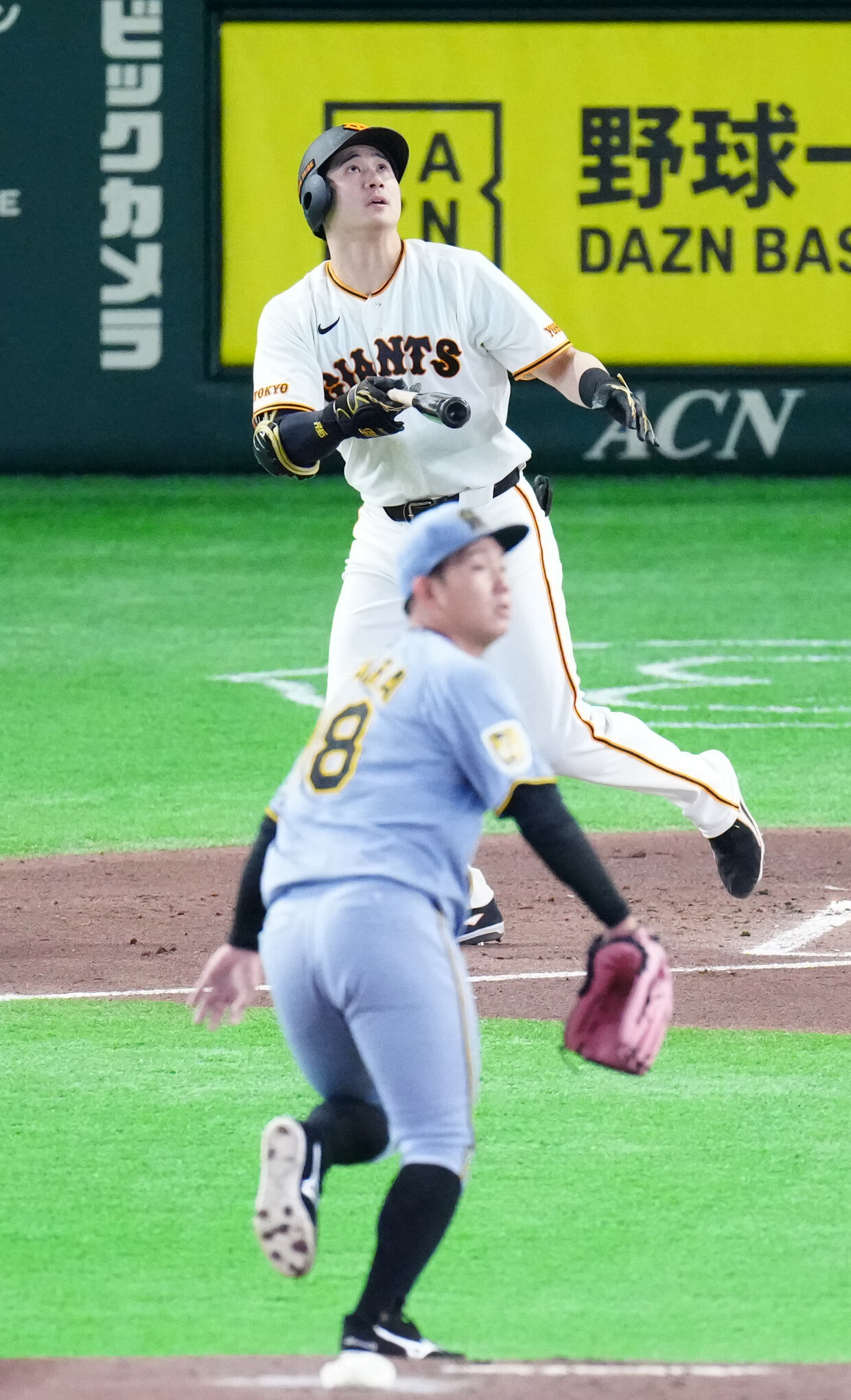 巨人対阪神　1回裏巨人1死満塁、先制犠飛を放つ泉口友汰。投手伊原陵人（撮影・江口和貴）