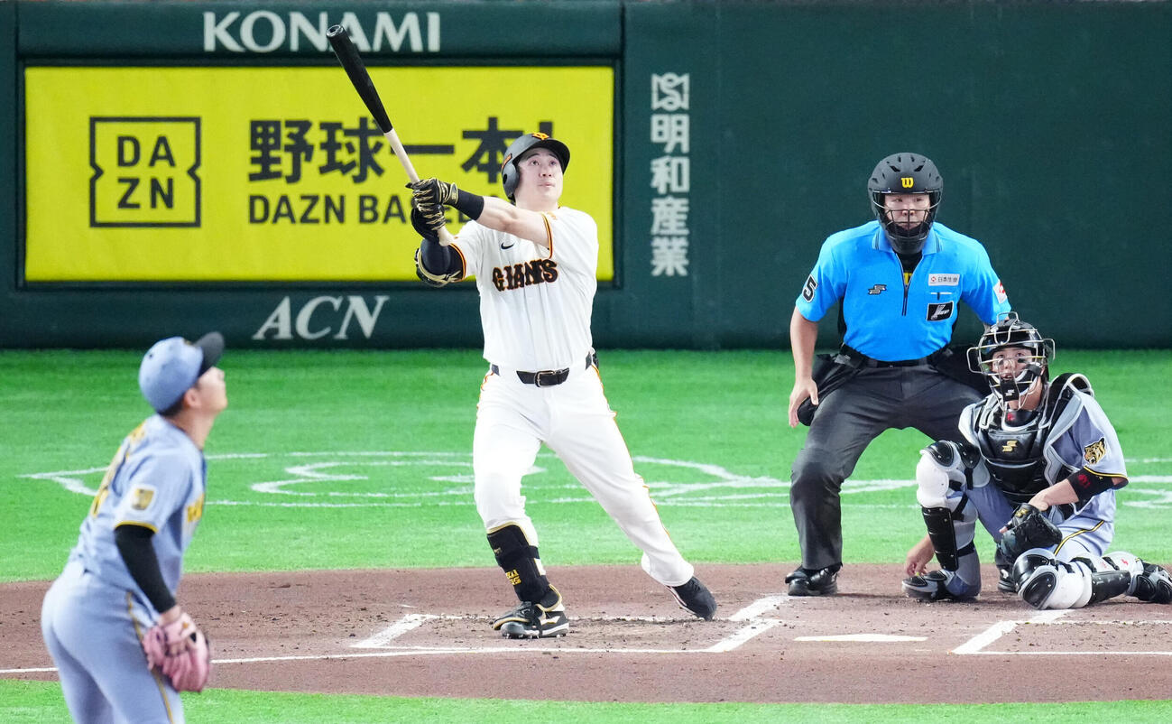 巨人対阪神　1回裏巨人1死満塁、先制犠飛を放つ泉口友汰。投手伊原陵人（撮影・江口和貴）