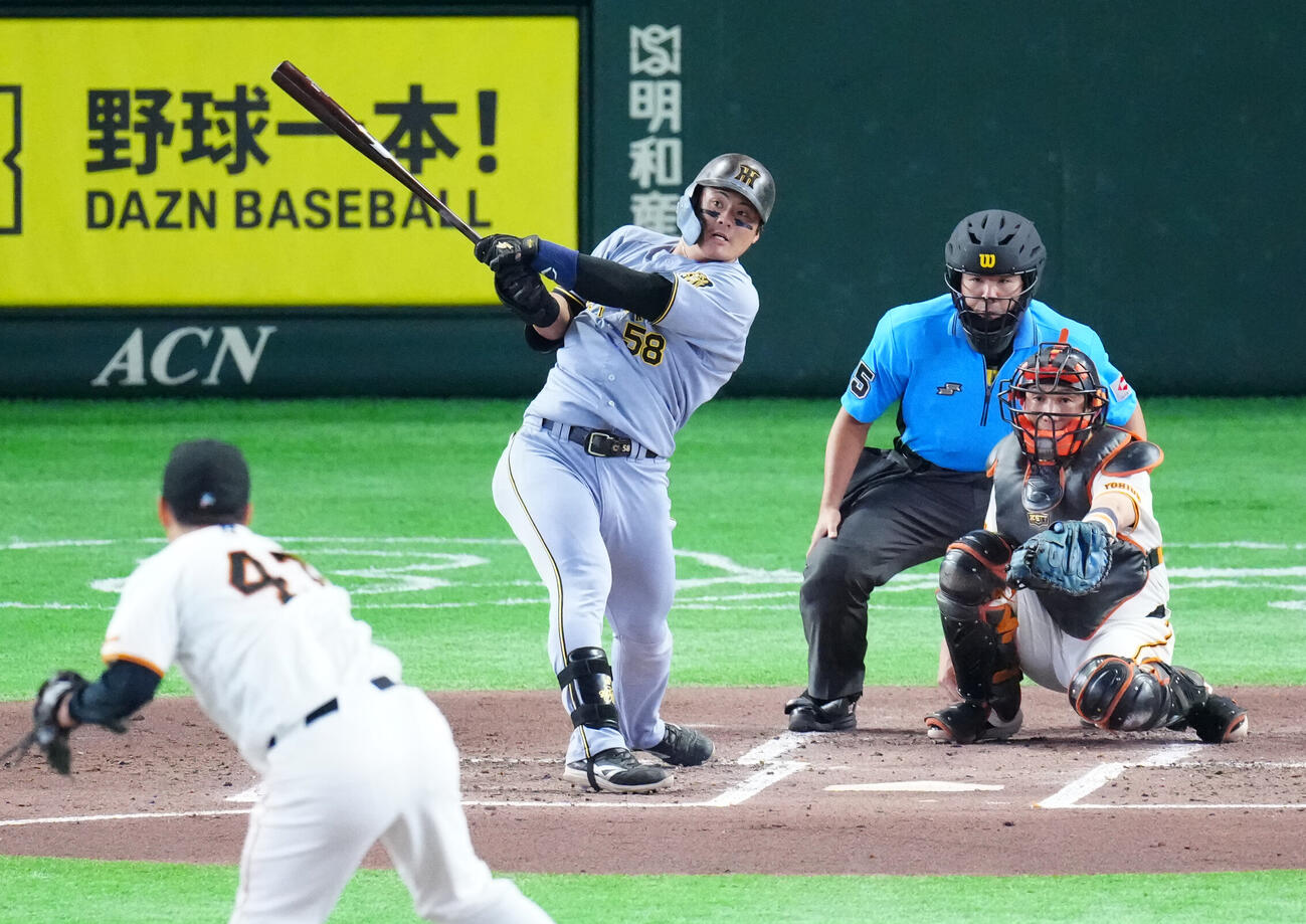 巨人対阪神　2回表阪神1死一塁、2点本塁打を放つ前川右京。投手則本昂大（撮影・江口和貴）
