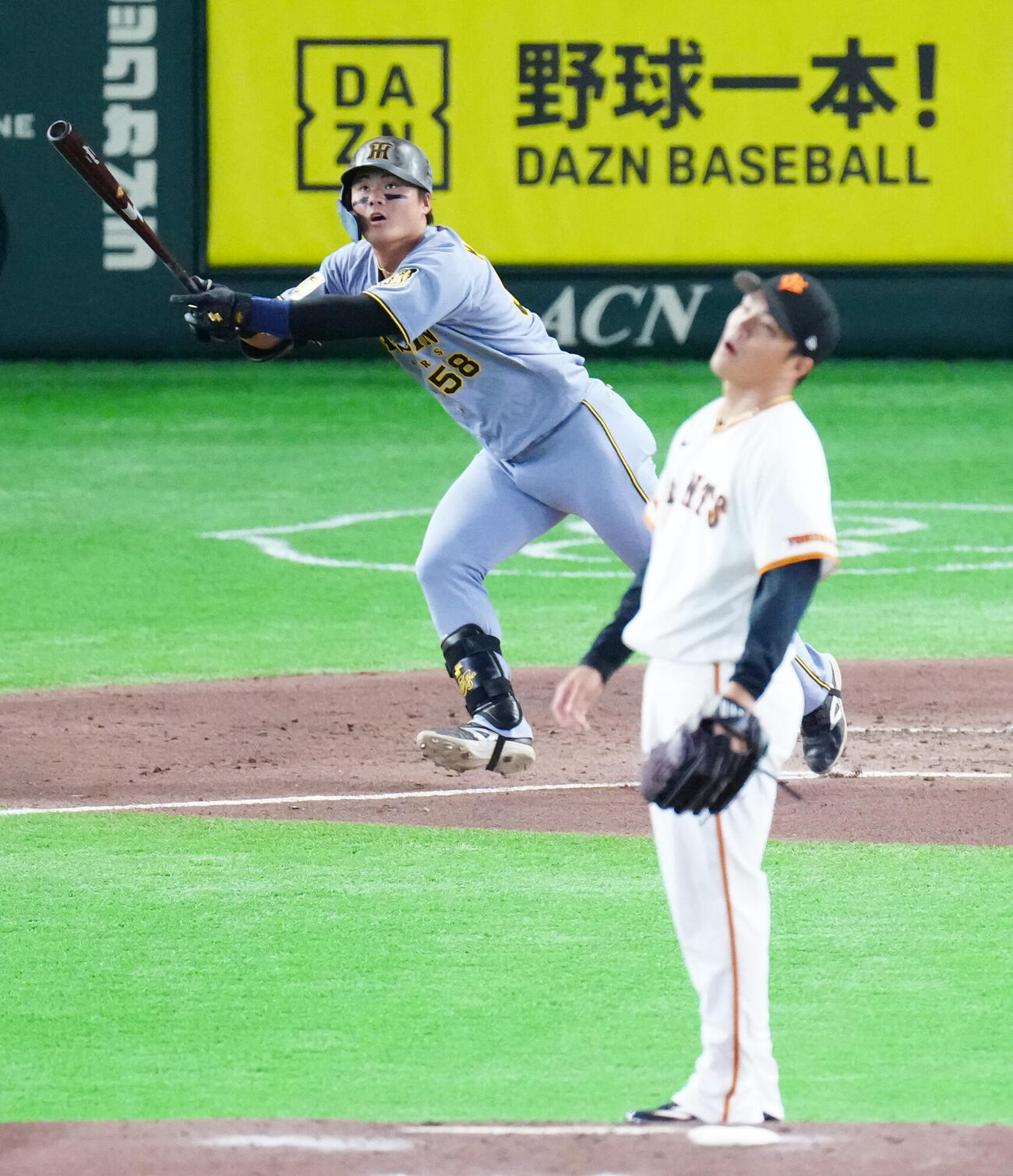 巨人対阪神　2回表阪神1死一塁、2点本塁打を放つ前川右京。投手則本昂大（撮影・江口和貴）