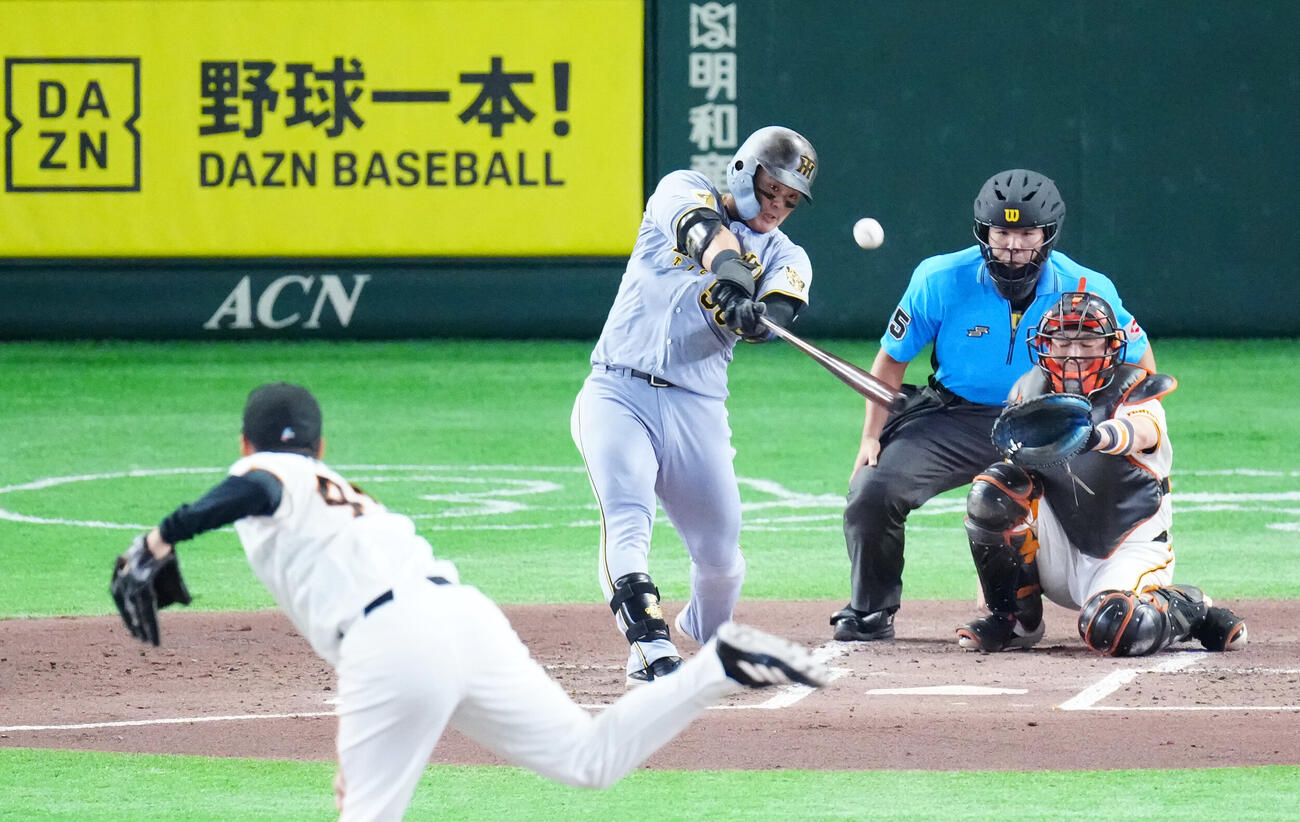 巨人対阪神　2回表阪神1死一塁、2点本塁打を放つ前川右京。投手則本昂大（撮影・江口和貴）
