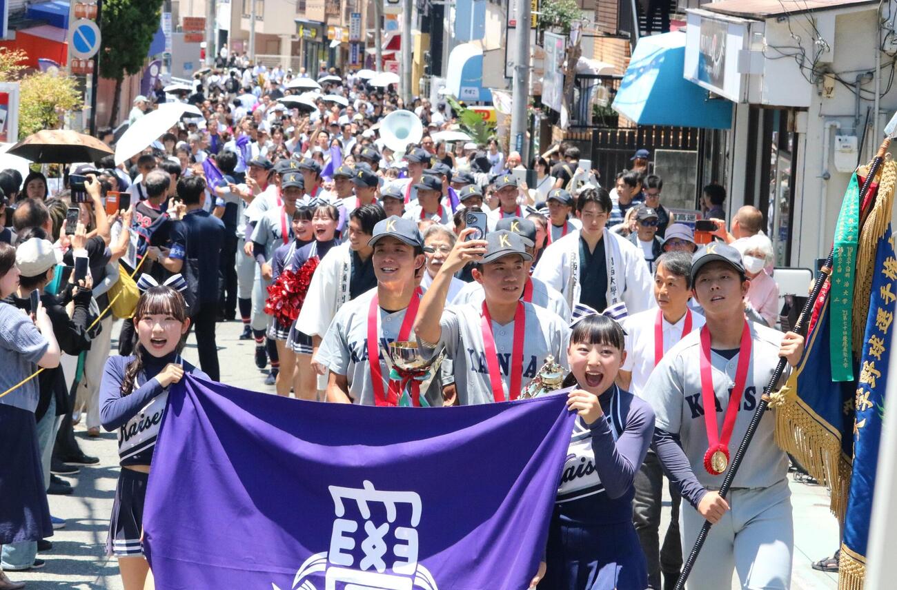 54年ぶり日本一になった関大野球部員が関大前通りをパレードする