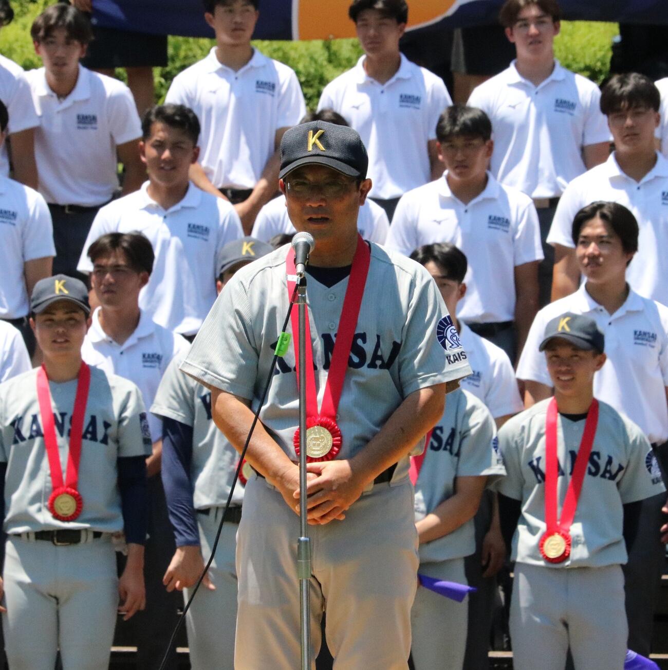 関大の小田洋一監督が優勝報告会であいさつする