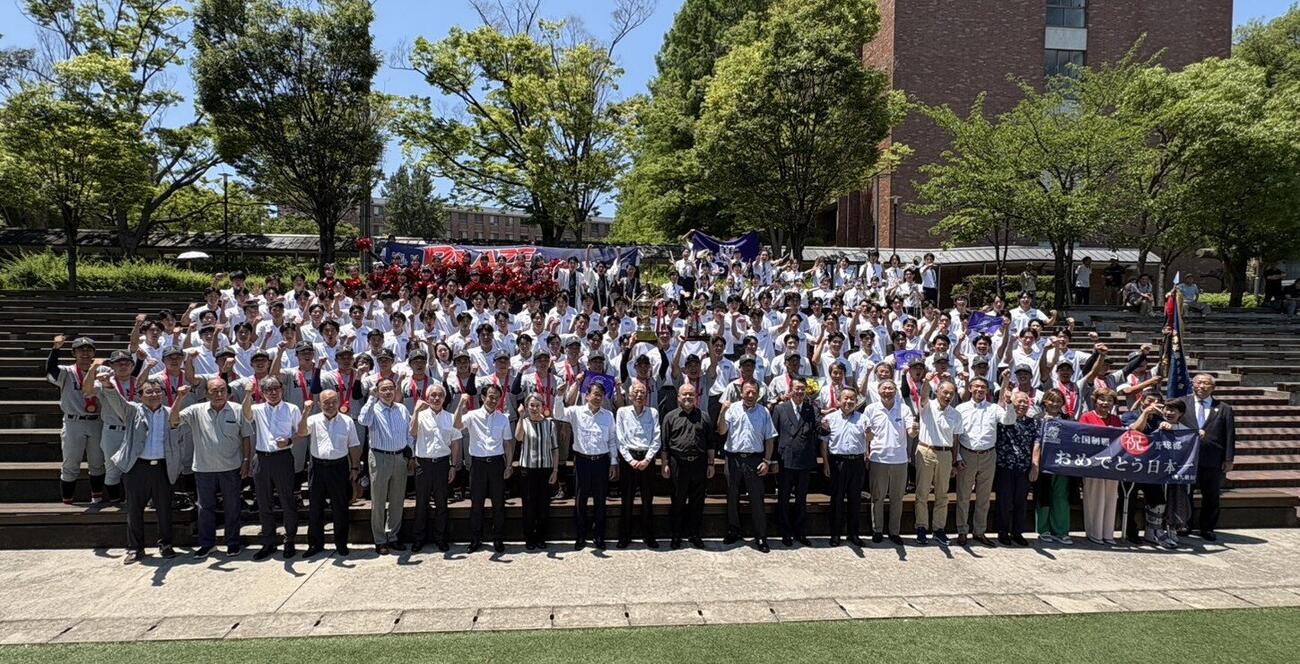 ガッツポーズをつくる関大野球部員と大学関係者ら