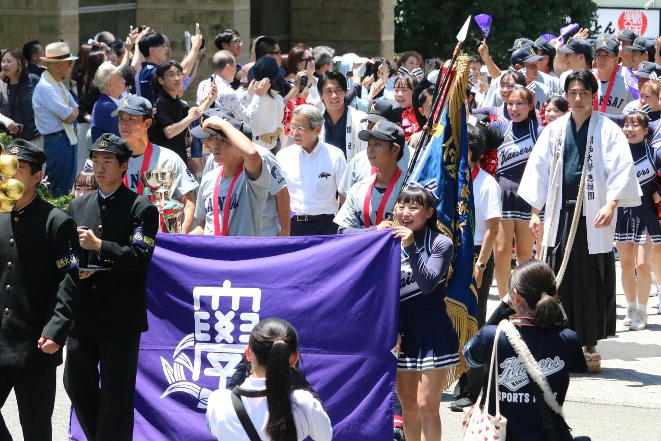 54年ぶり日本一になった関大野球部員が学内をパレードする
