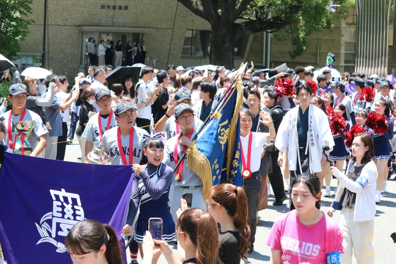 54年ぶり日本一になった関大野球部員が学内をパレードする