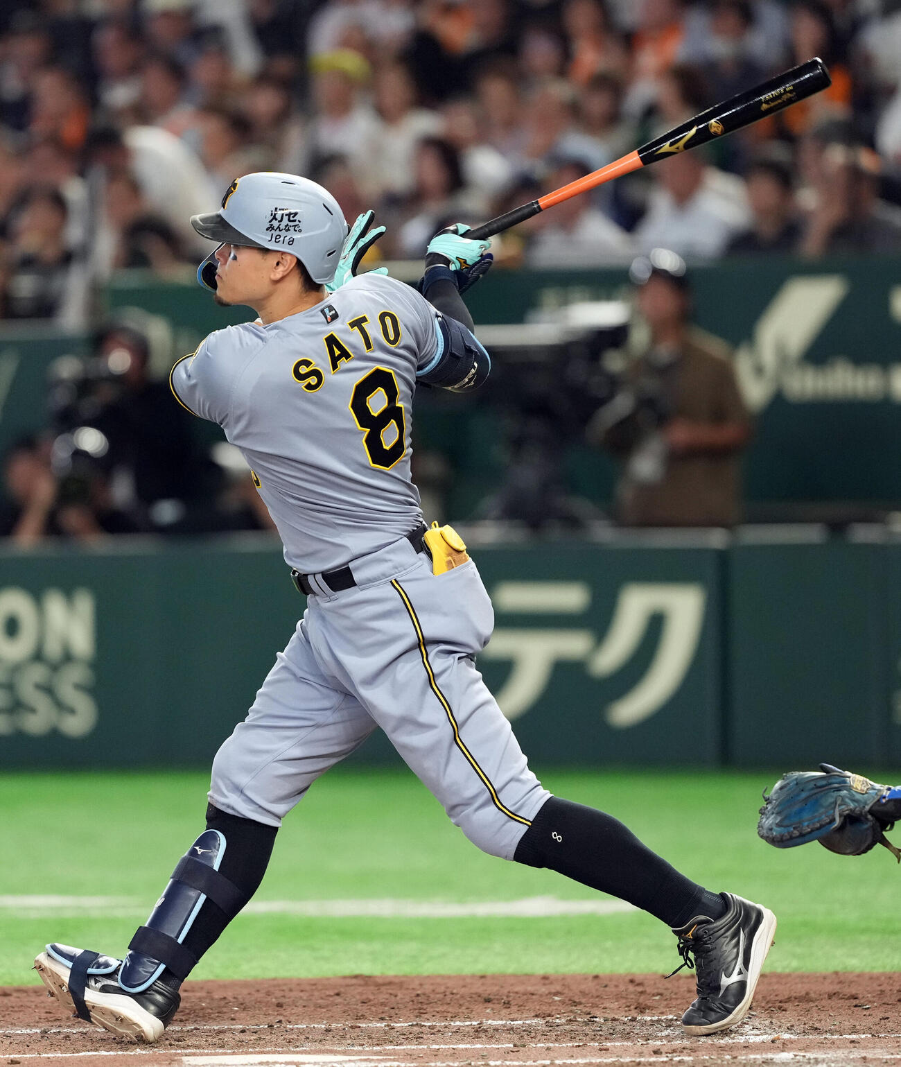 巨人対阪神　3回表阪神2死一、二塁、中越えに適時打を放つ佐藤輝明（撮影・たえ見朱実）