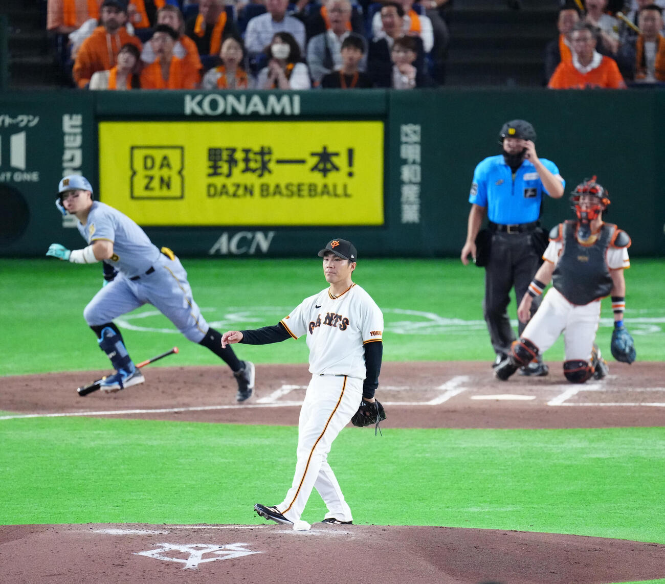 巨人対阪神　3回表阪神2死一、二塁、佐藤輝明（左）に適時二塁打を浴びる則本昂大（撮影・江口和貴）