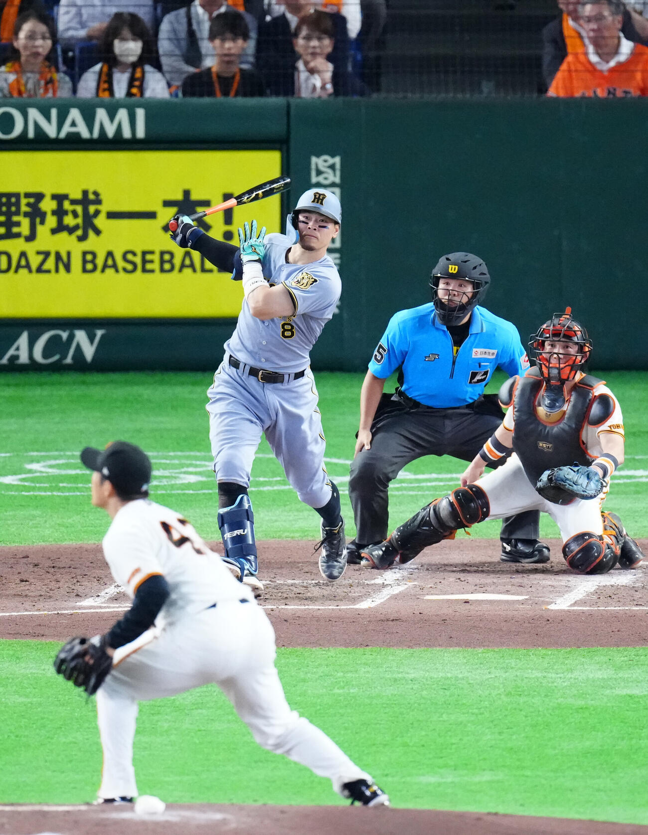 巨人対阪神　3回表阪神2死一、二塁、適時二塁打を放つ佐藤輝明。投手則本昂大（撮影・江口和貴）