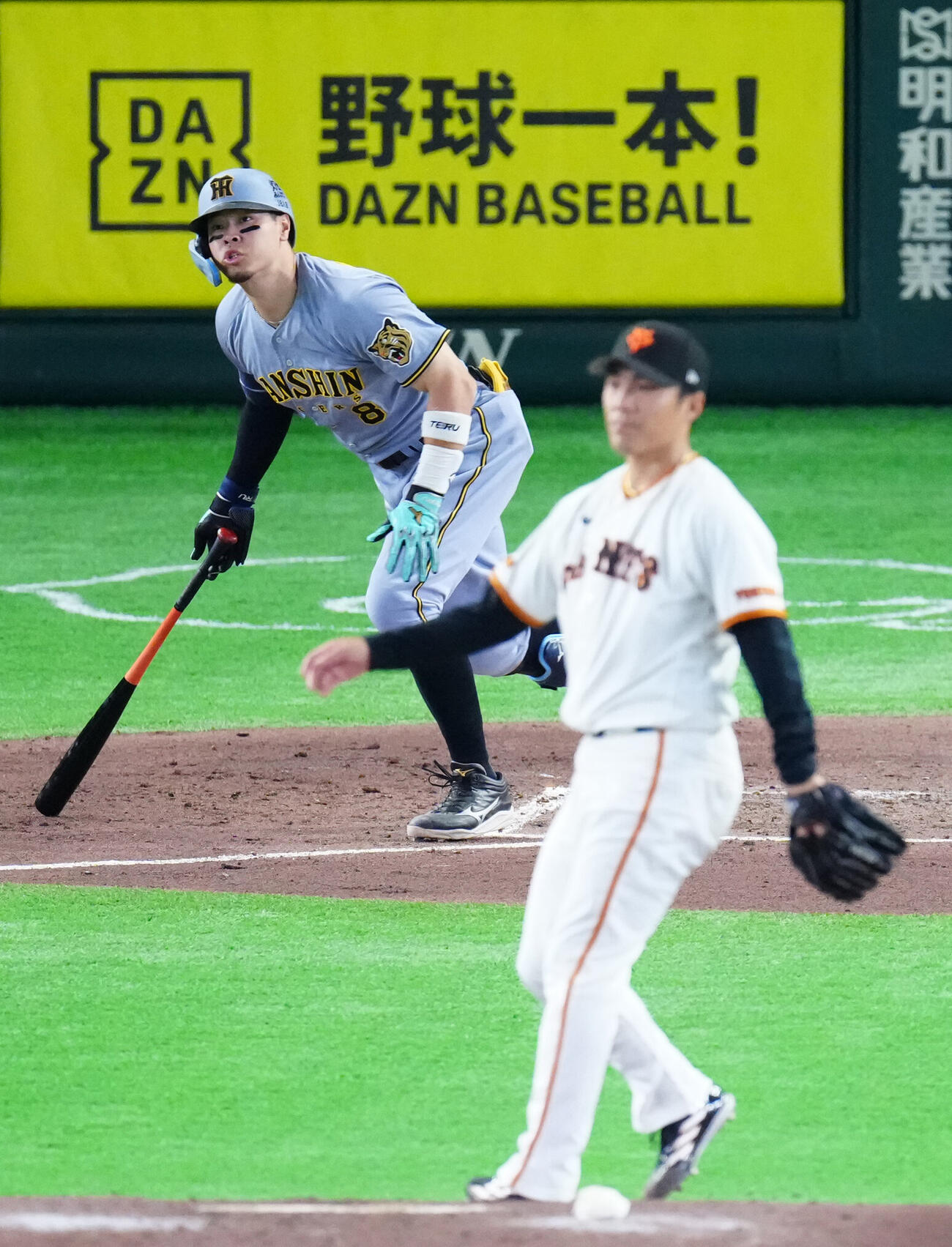 巨人対阪神　3回表阪神2死一、二塁、適時二塁打を放つ佐藤輝明。投手則本昂大（撮影・江口和貴）