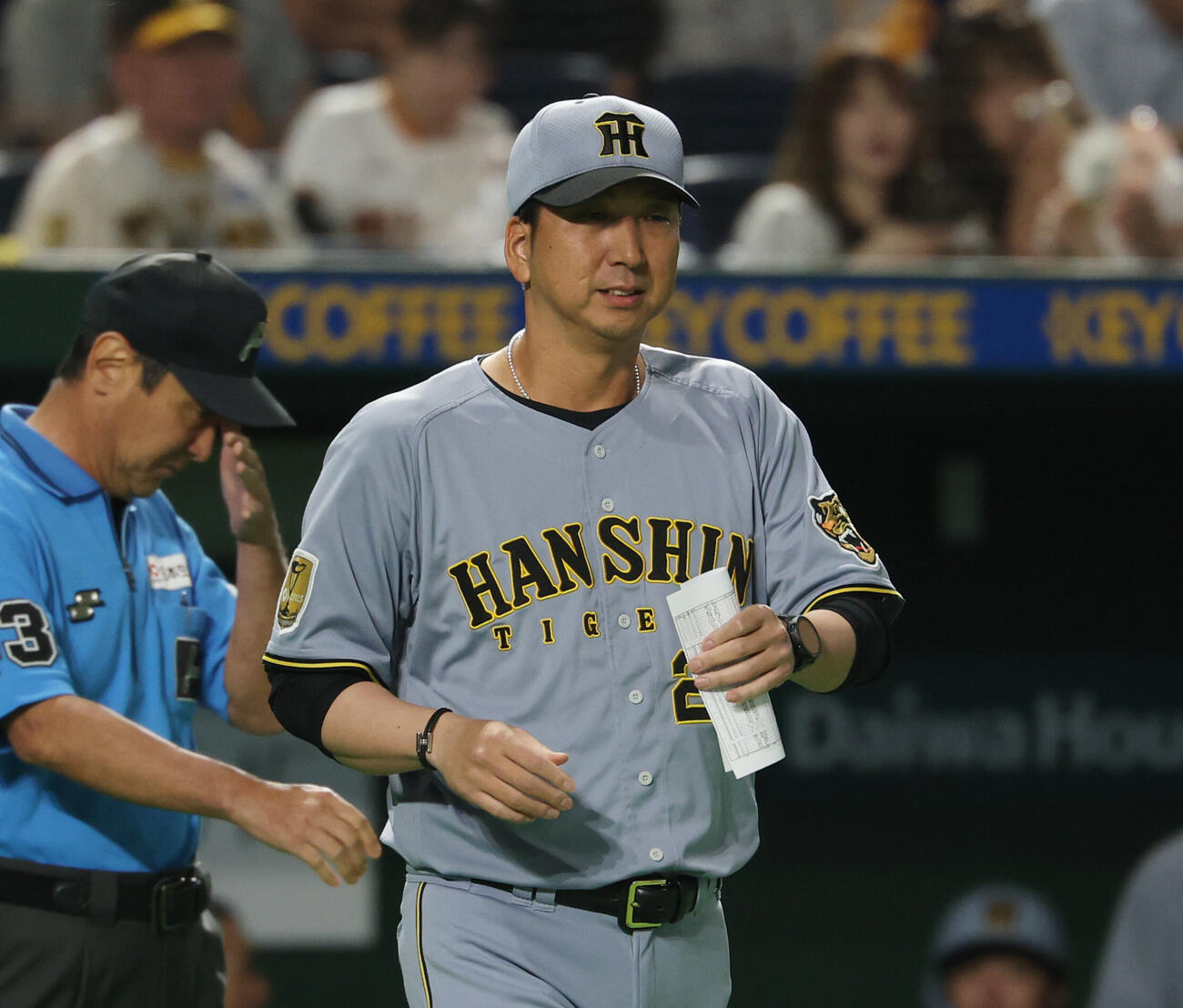 巨人対阪神　メンバー表交換に向かう阪神藤川球児監督（撮影・増田悦実）