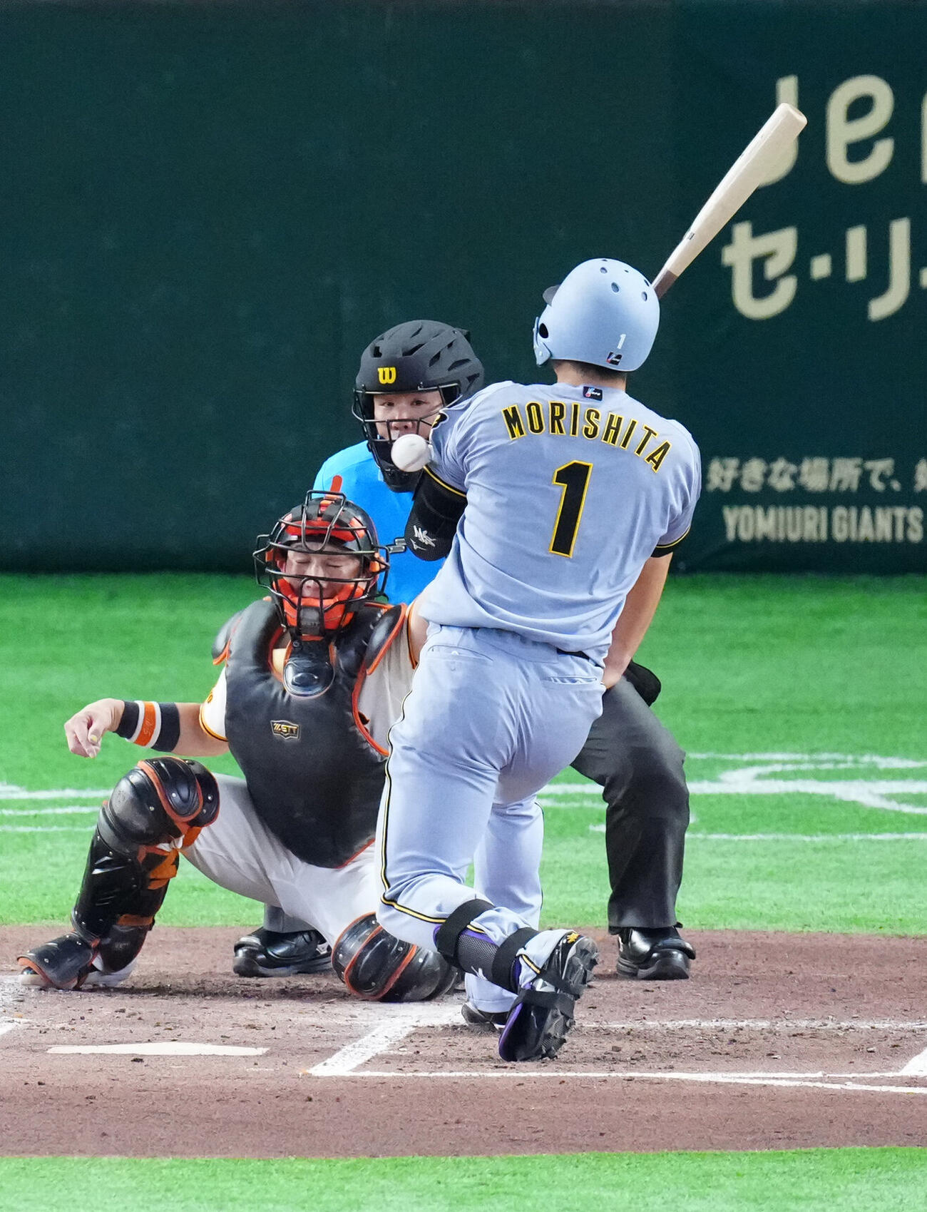 巨人対阪神　3回表阪神2死一塁、死球を受ける森下翔太（撮影・江口和貴）