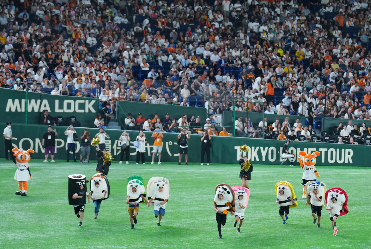巨人対阪神　4回表終了後の「すしレース」はアナゴが制する（撮影・江口和貴）