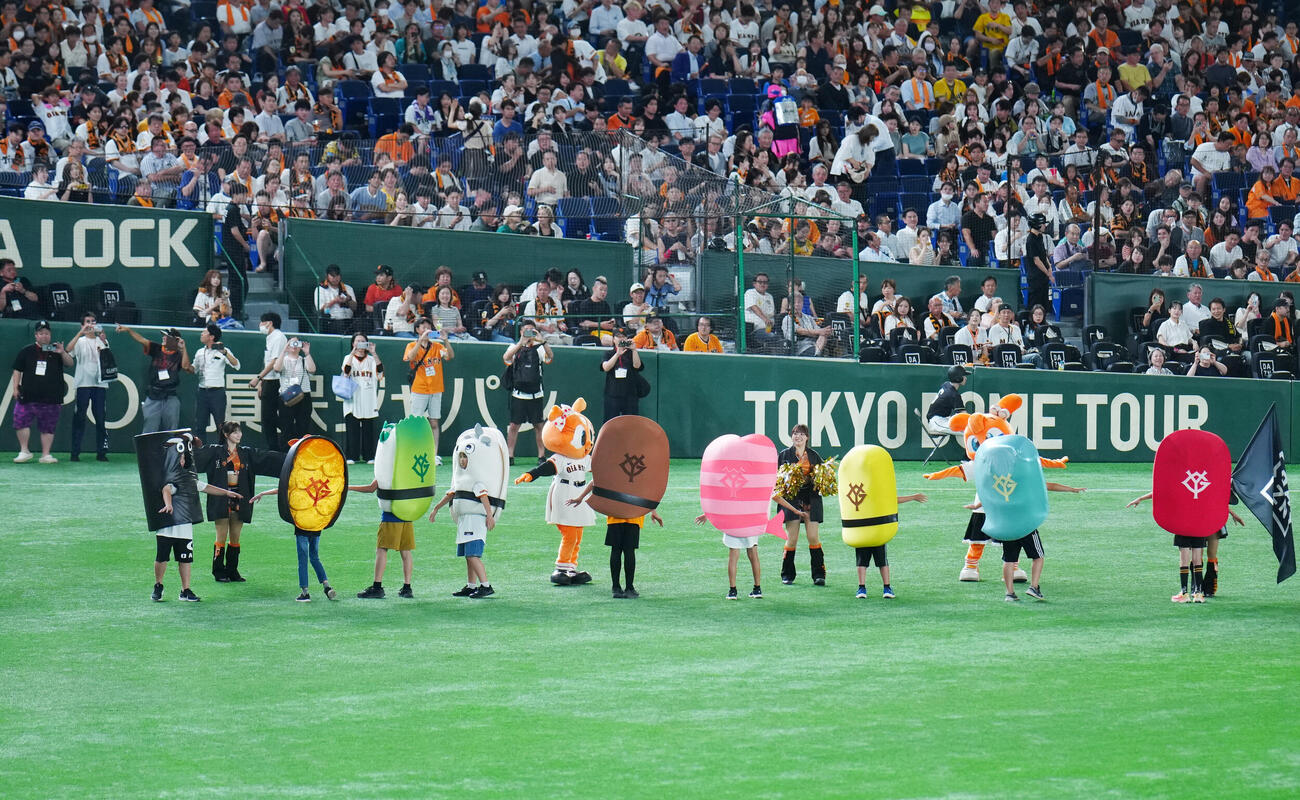 巨人対阪神　4回表終了後の「すしレース」はアナゴが制する（撮影・江口和貴）